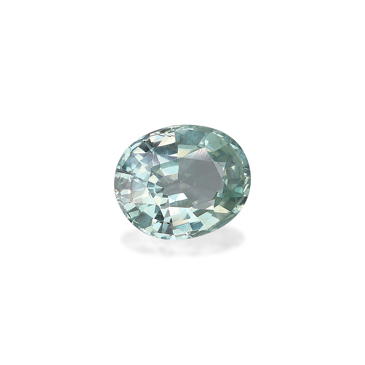 L'Alexandrite Bonnot Paris, une pierre précieuse ronde scintillante de 2,31 ct de couleur bleu-vert clair, est sertie sur un fond blanc uni, mettant en valeur sa surface multifacette et son éclat brillant.