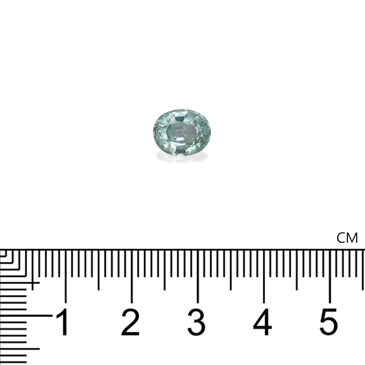 Une Alexandrite ovale bleu clair de 2,31 ct, hautement facettée, de Bonnot Paris est présentée au-dessus d'une règle, mesurant environ 0,8 cm de longueur sur un fond blanc uni car elle reflète la lumière avec brio.