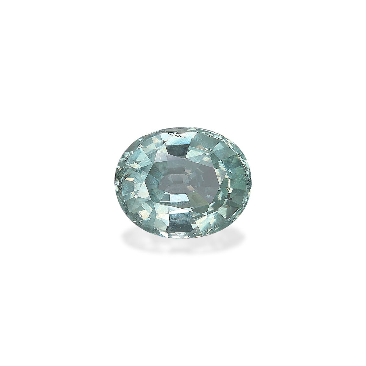 Gros plan sur une alexandrite ronde et polie de Bonnot Paris. Cette pierre de 2,31 carats présente une teinte bleu-vert clair avec des facettes complexes reflétant la lumière pour un effet scintillant sur un fond blanc uni.