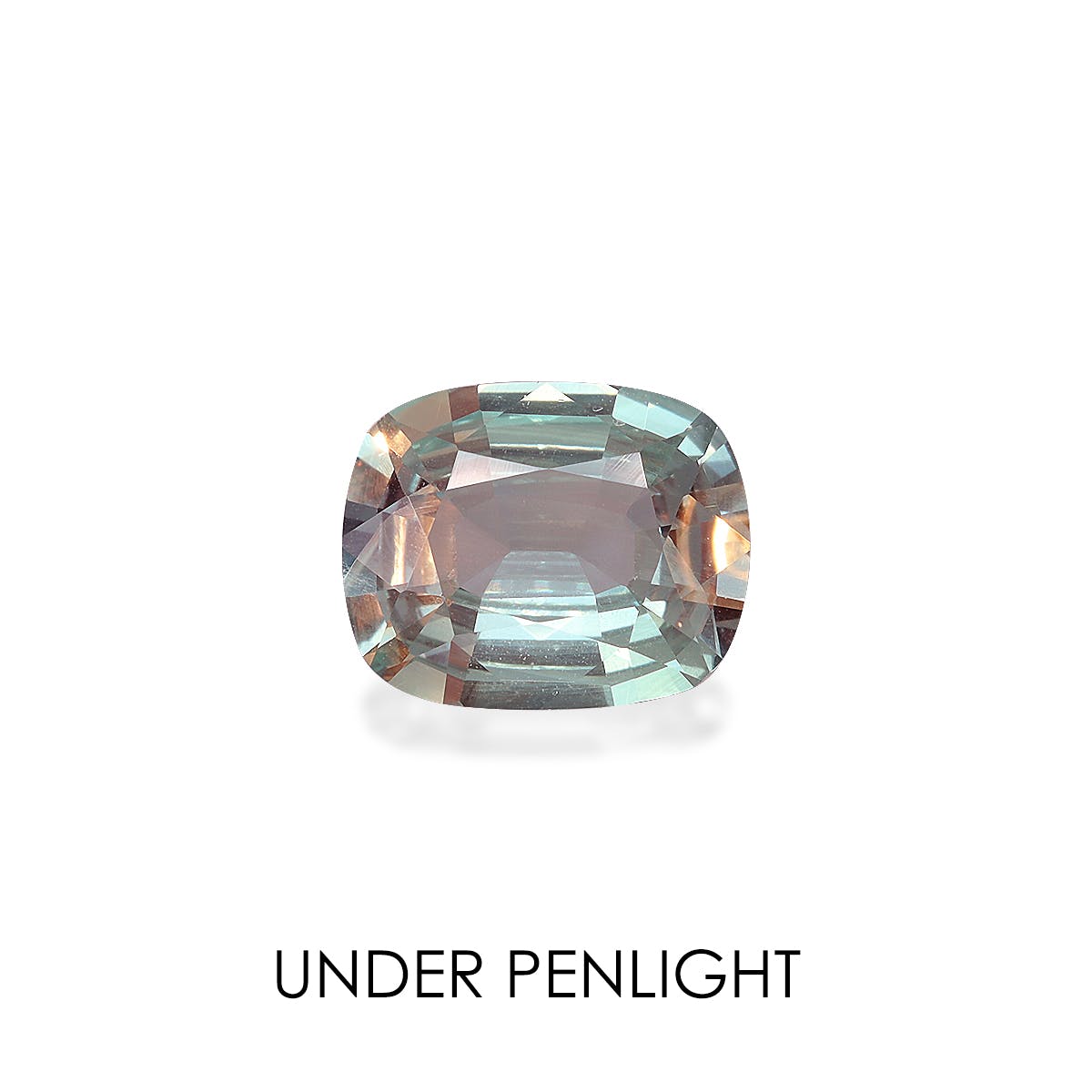 Une alexandrite taille coussin (2,28 carats) de Bonnot Paris, aux teintes bleu clair et pêche, est mise en valeur sur un fond blanc. Les facettes reflètent plusieurs nuances, avec l'inscription « SOUS LA LUMIERE DU STYLO ».