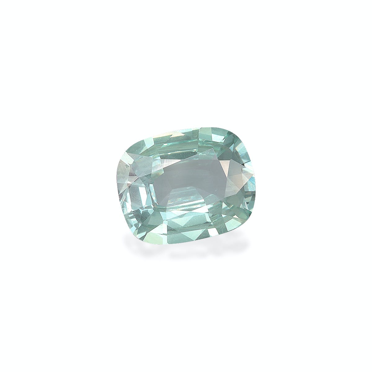 Une pierre précieuse Alexandrite de Bonnot Paris, pesant 2,28 ct et présentant une taille coussin étincelante avec une teinte bleu-vert transparente, sertie sur un fond blanc uni.