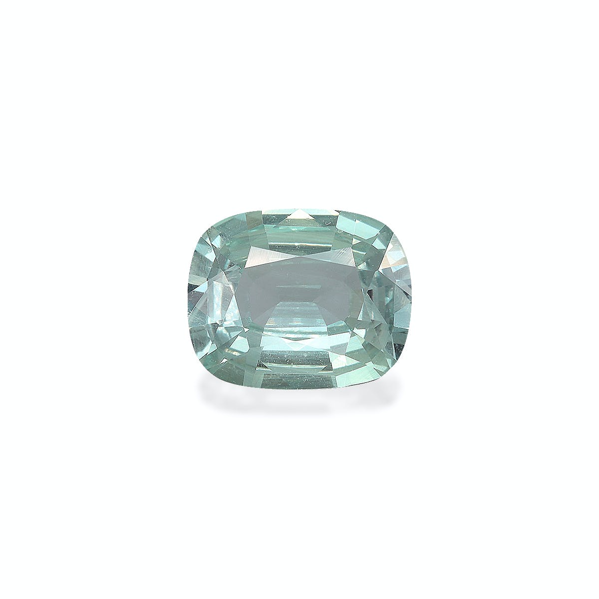 Une Alexandrite transparente, taille coussin facettée (2,28 ct) de Bonnot Paris scintille d'une subtile teinte bleue sur un fond blanc uni, ses facettes polies rehaussant sa brillance.