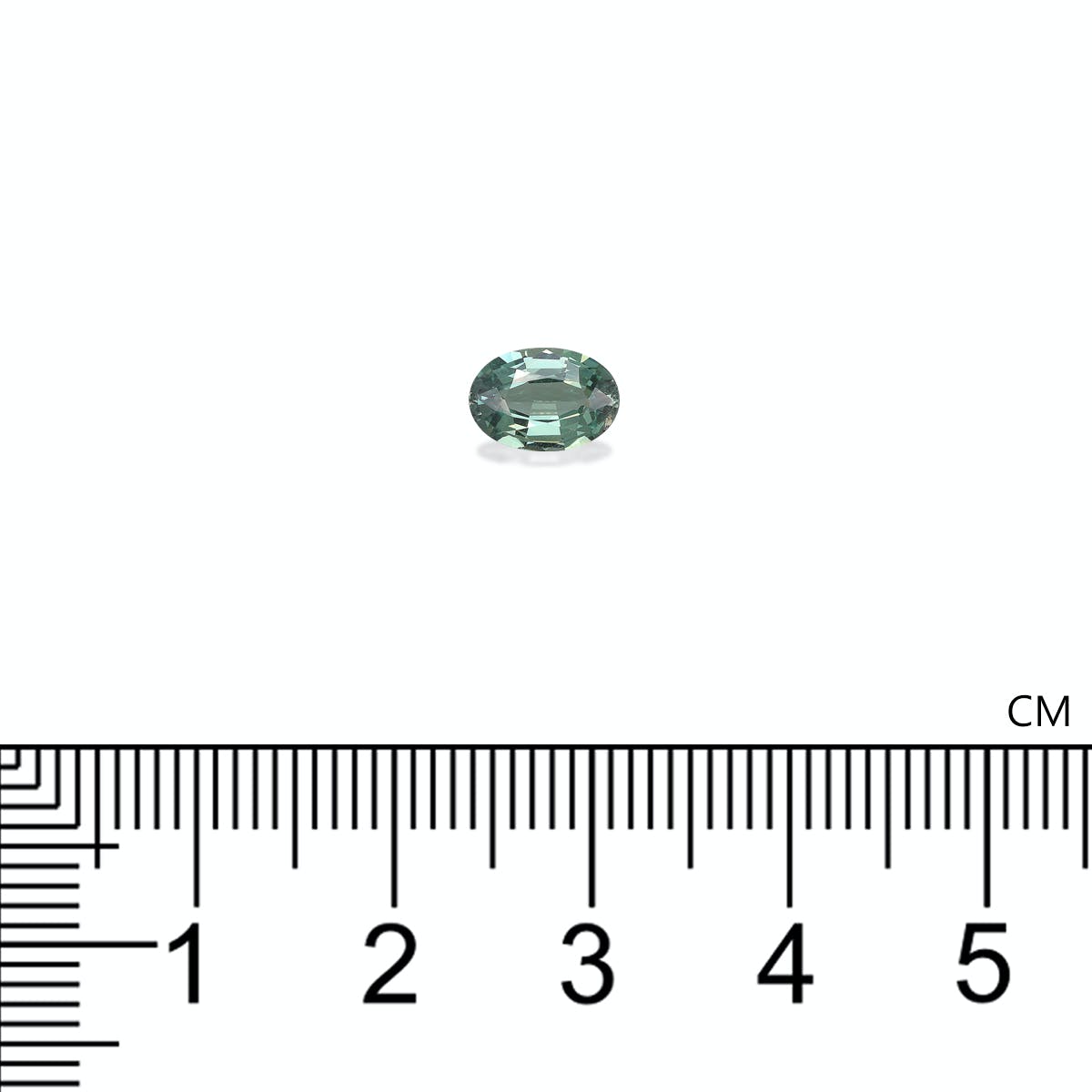 Une petite pierre précieuse ovale d'Alexandrite verte, de 0,89 ct, de Bonnot Paris est placée au-dessus d'une règle centimétrique pour l'échelle sur un fond blanc.