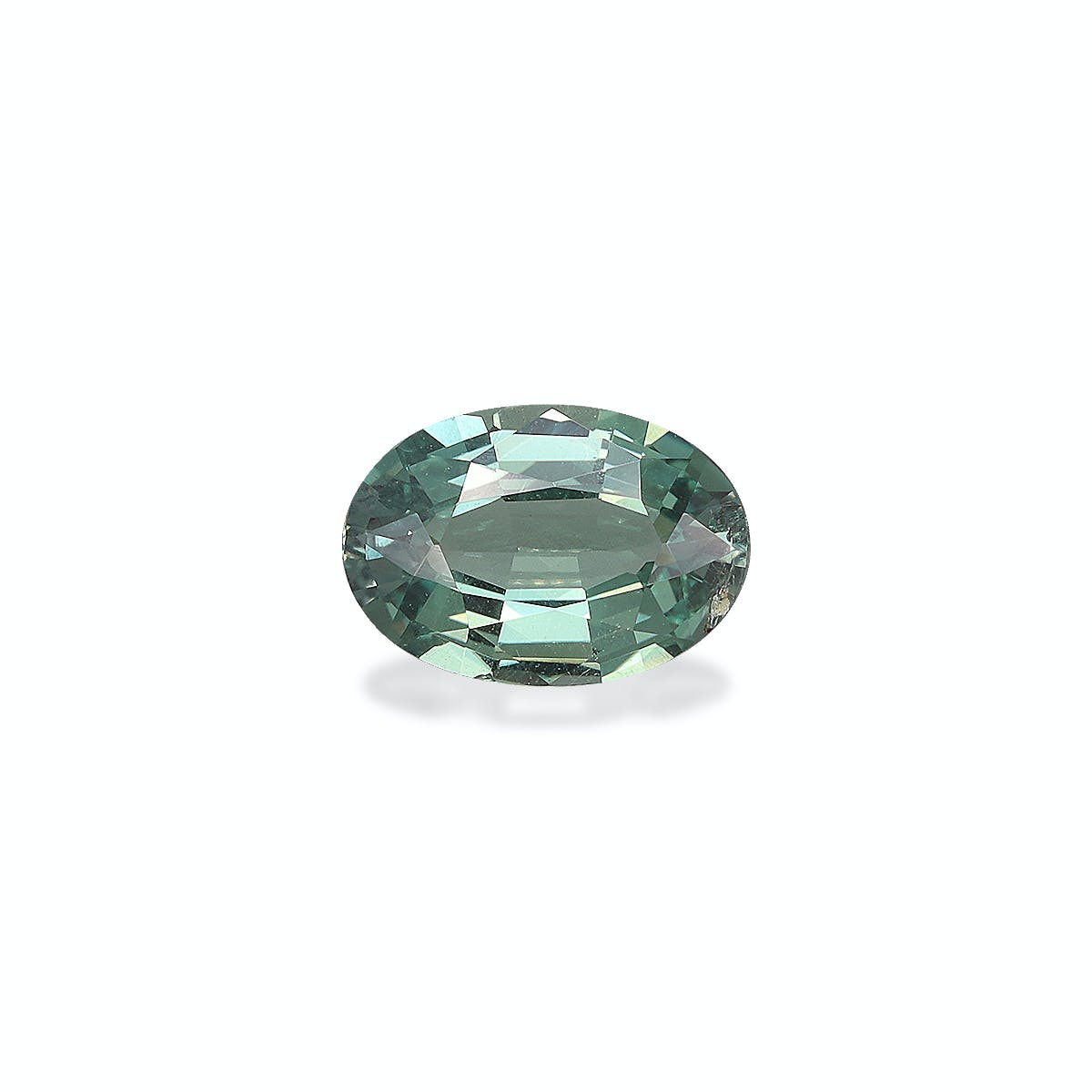 Une Alexandrite ovale facettée de Bonnot Paris, 0,89 ct avec une teinte bleu-vert sur fond blanc uni.