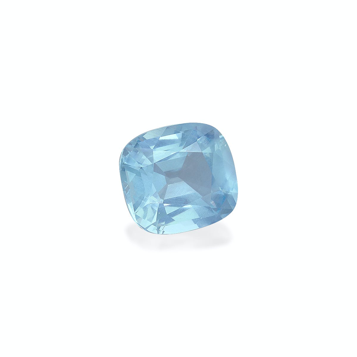 Aigue-Marine · 7,89 ct de Bonnot Paris est une pierre précieuse bleu clair taille coussin avec des facettes moelleuses et réfléchissantes sur un fond blanc uni, mettant en valeur sa clarté douce et lumineuse et ses bords de coupe lisses et romantiques.