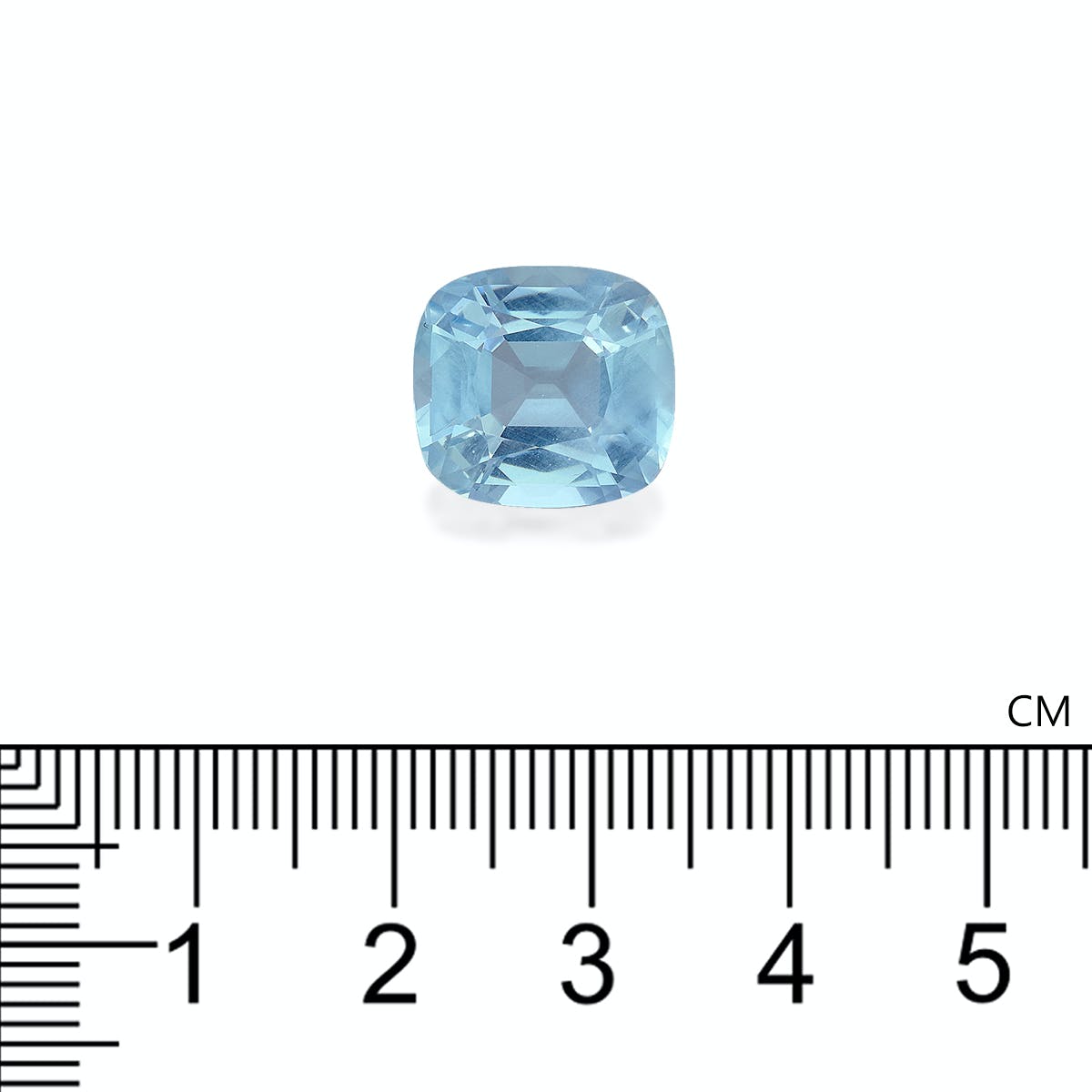 Une pierre précieuse Bonnot Paris Aigue-Marine, 7,89 ct, taille coussin, bleu clair, repose élégamment au-dessus d'une règle claire marquée en centimètres, positionnée au-dessus du chiffre 3, dégageant une allure romantique avec son allure moelleuse.
