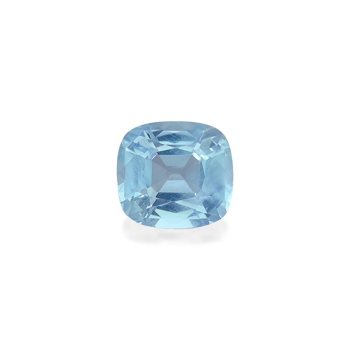 L'Aigue-Marine · 7,89 carats de Bonnot Paris est une aigue-marine taille coussin d'un bleu clair éclatant, dont les facettes précises captent la lumière, lui conférant une allure moelleuse. Son éclat transparent rayonne d'une élégance romantique sur un fond blanc uni.