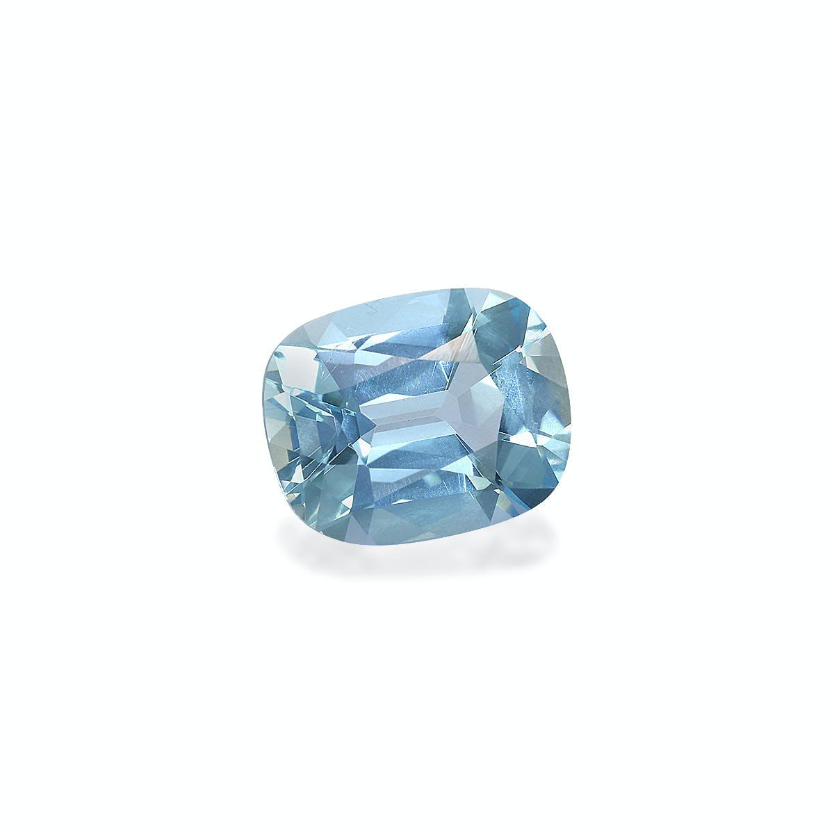 La Bonnot Paris Aigue-Marine · 2,34 ct, une pierre précieuse taille coussin étincelante avec une teinte bleu vif, est sertie sur un fond blanc uni, mettant en valeur sa clarté et ses facettes complexes.