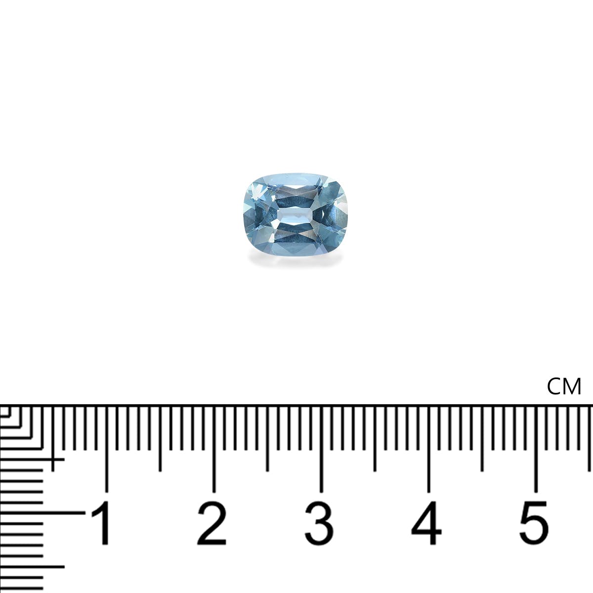 La Bonnot Paris Aigue-Marine, une petite pierre précieuse bleue taille coussin pesant 2,34 ct, repose élégamment sur un fond blanc au-dessus d'une règle graduée en centimètres, mettant en valeur son allure avec une largeur légèrement supérieure à 1 cm.