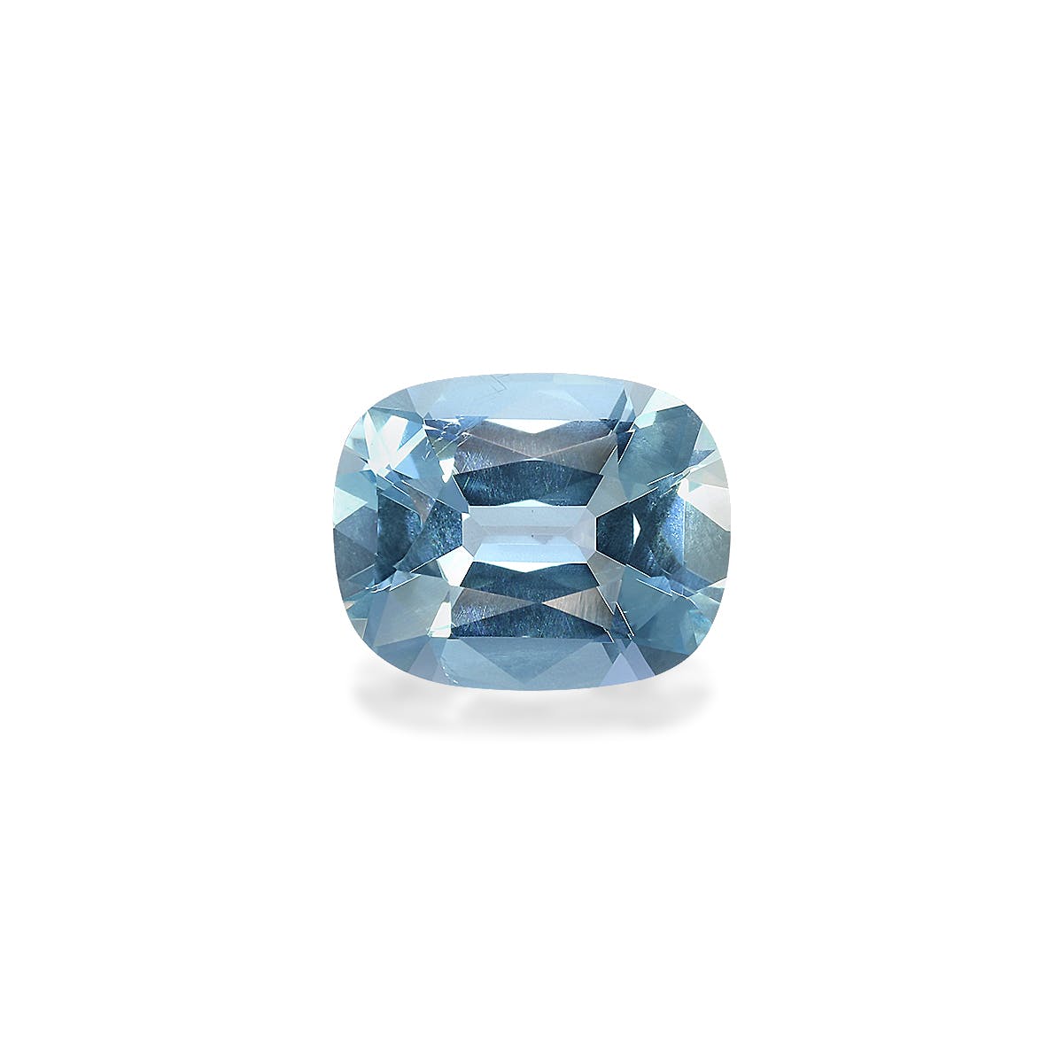 L'Aigue-Marine de 2,34 carats de Bonnot Paris est une pierre précieuse bleue taille coussin sertie sur un fond blanc uni. Elle respire l'élégance grâce à ses multiples facettes qui reflètent la lumière.