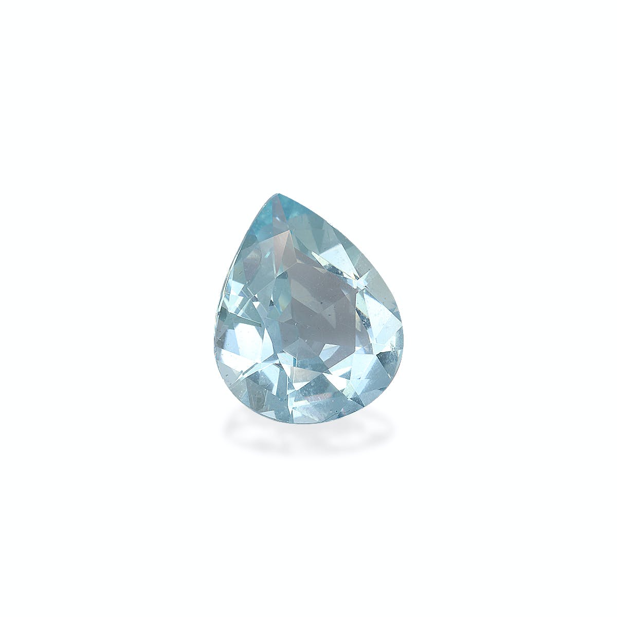 La pierre précieuse Bonnot Paris Aigue-Marine · 7,66 ct, avec sa silhouette en forme de poire en forme de larme, éblouit en bleu clair en reflétant la lumière sur un fond blanc uni.