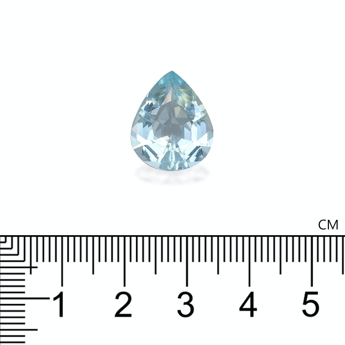 Une délicate Aigue-Marine en forme de larme · 7,66 ct de Bonnot Paris repose sur un fond blanc, avec une règle centimétrique noire en dessous illustrant sa taille d'environ 1 centimètre.
