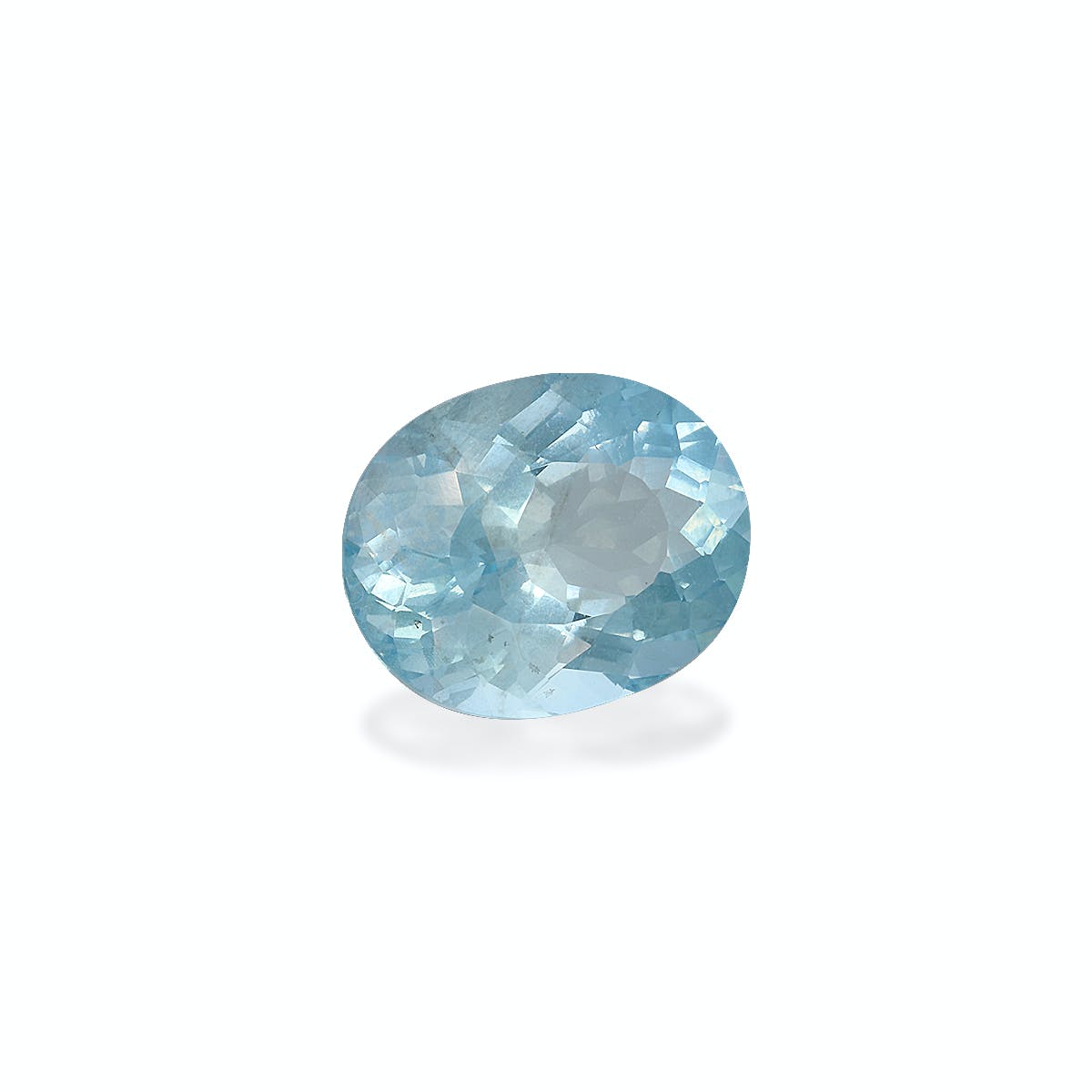 La Bonnot Paris Aigue-Marine · 5,47 ct présente une forme ovale et un ton bleu clair, savamment facetté pour rehausser son éclat, et est présentée sur un fond blanc.