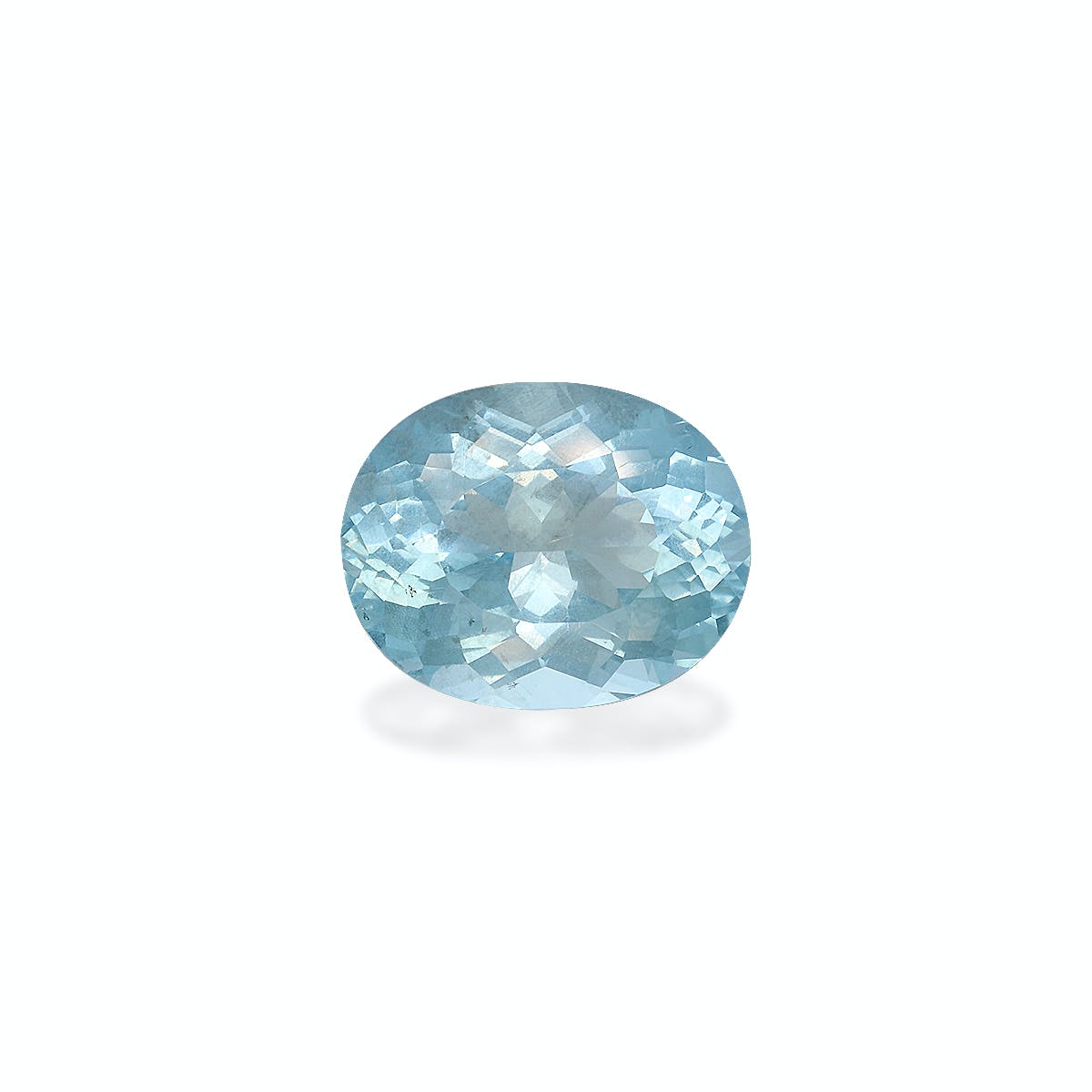 Une pierre précieuse Aigue-Marine brillante et facettée de 5,47 ct de Bonnot Paris avec une teinte bleu clair est sertie sur un fond blanc uni.