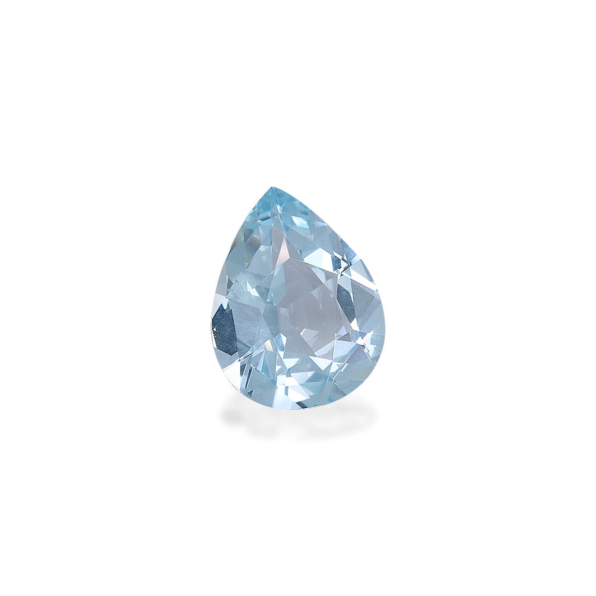 L'Aigue-Marine · 4,83ct de Bonnot Paris est une pierre précieuse bleue en forme de larme avec des facettes qui éblouissent sur un fond blanc uni.