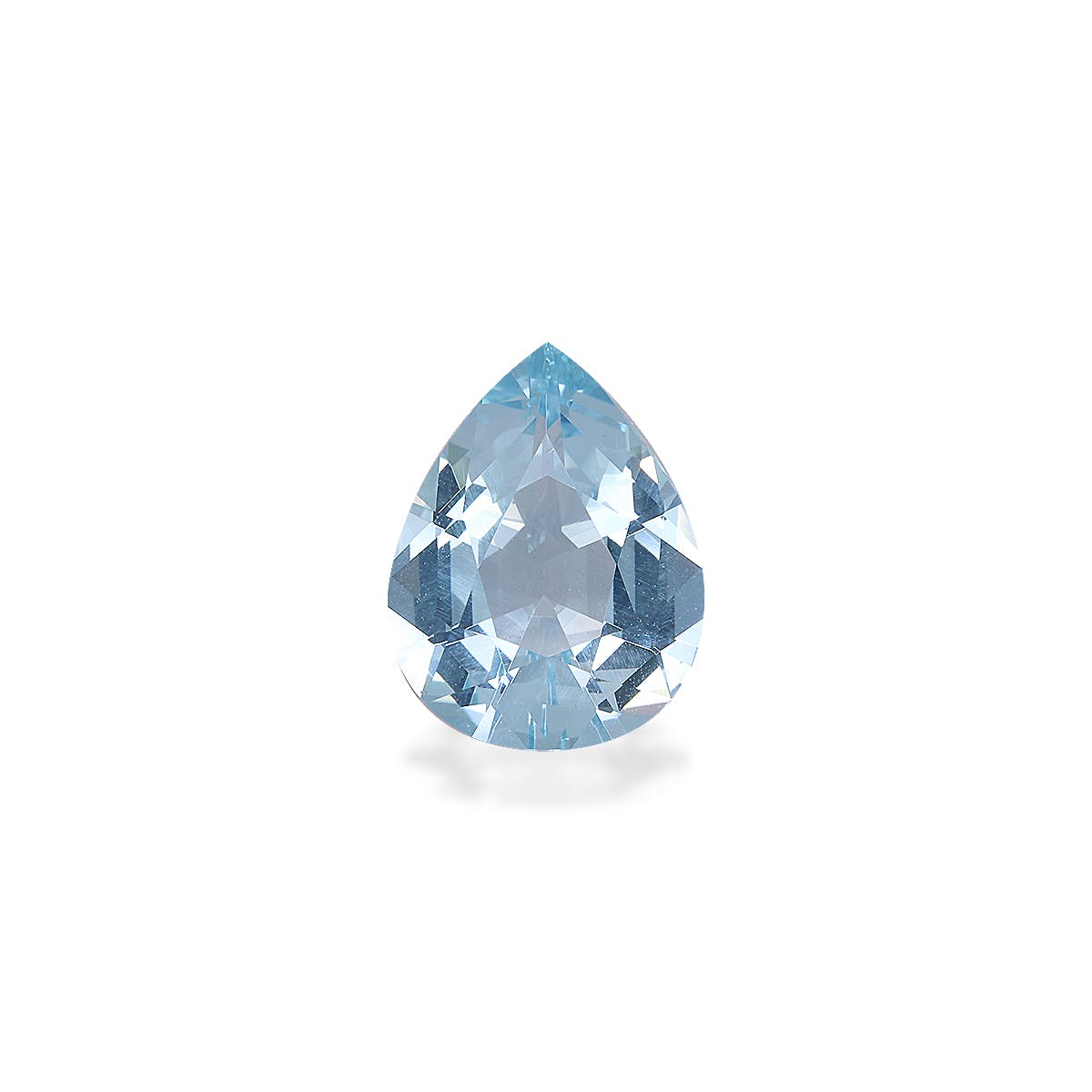 Une Aigue-Marine en forme de poire de 4,83 carats de Bonnot Paris sur fond blanc, présentant une couleur claire et transparente et des coupes complexes qui reflètent la lumière, mettant en valeur sa clarté et son allure distinctive.
