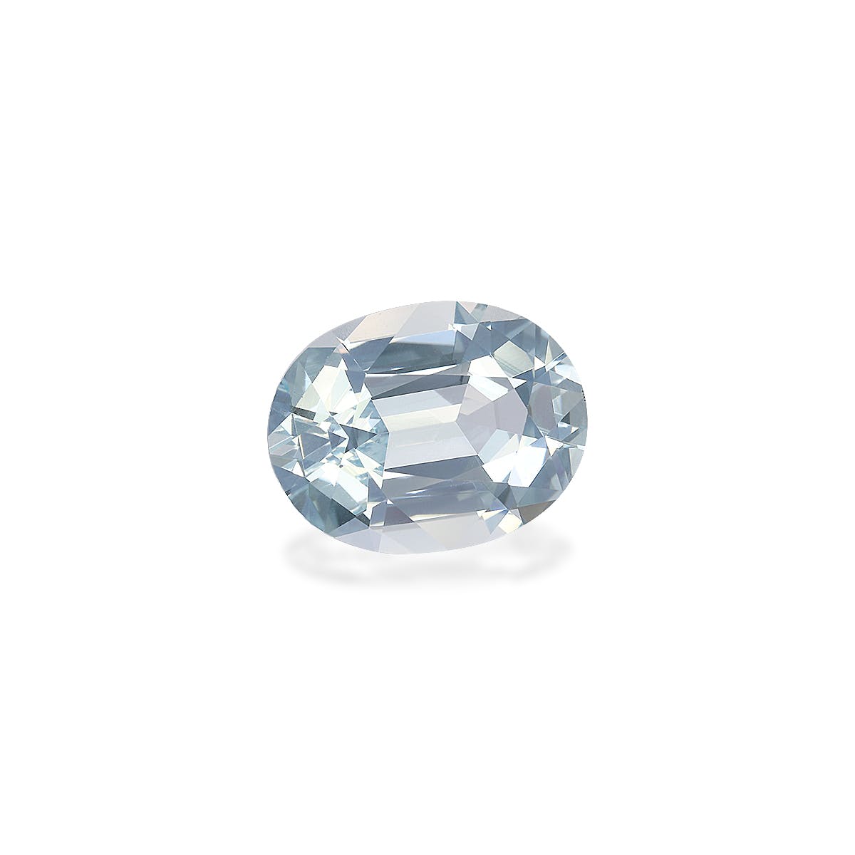 La Bonnot Paris Aigue-Marine · 5,32 ct, avec sa taille ovale étincelante et sa teinte bleu clair translucide, est élégamment présentée sur un fond blanc uni.