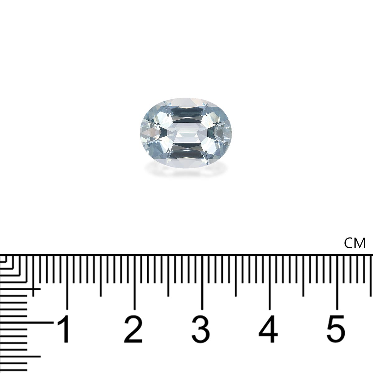 Une pierre ovale bleu clair de Bonnot Paris, évoquant une Aigue-Marine de 5,32 carats, repose sur un fond blanc avec une règle graduée en centimètres. Nichée entre les graduations de 0 et 1 cm, elle souligne sa petite taille et son ton bleu clair captivant.