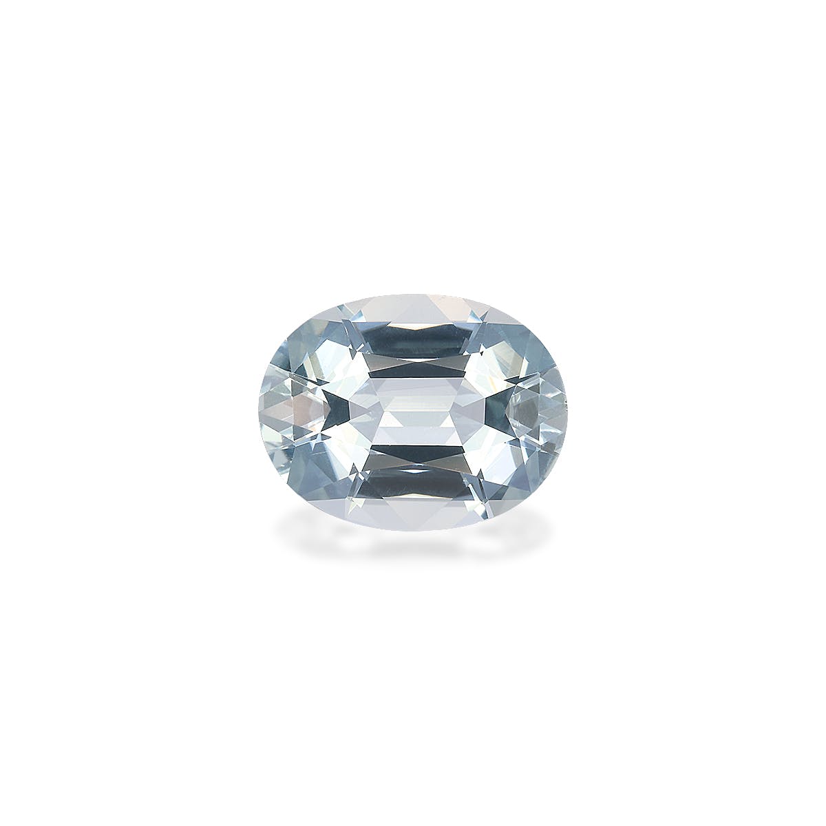 La Bonnot Paris Aigue-Marine · 5,32 ct présente une pierre facettée de forme ovale sertie sur un fond blanc, reflétant la lumière avec un effet chatoyant.