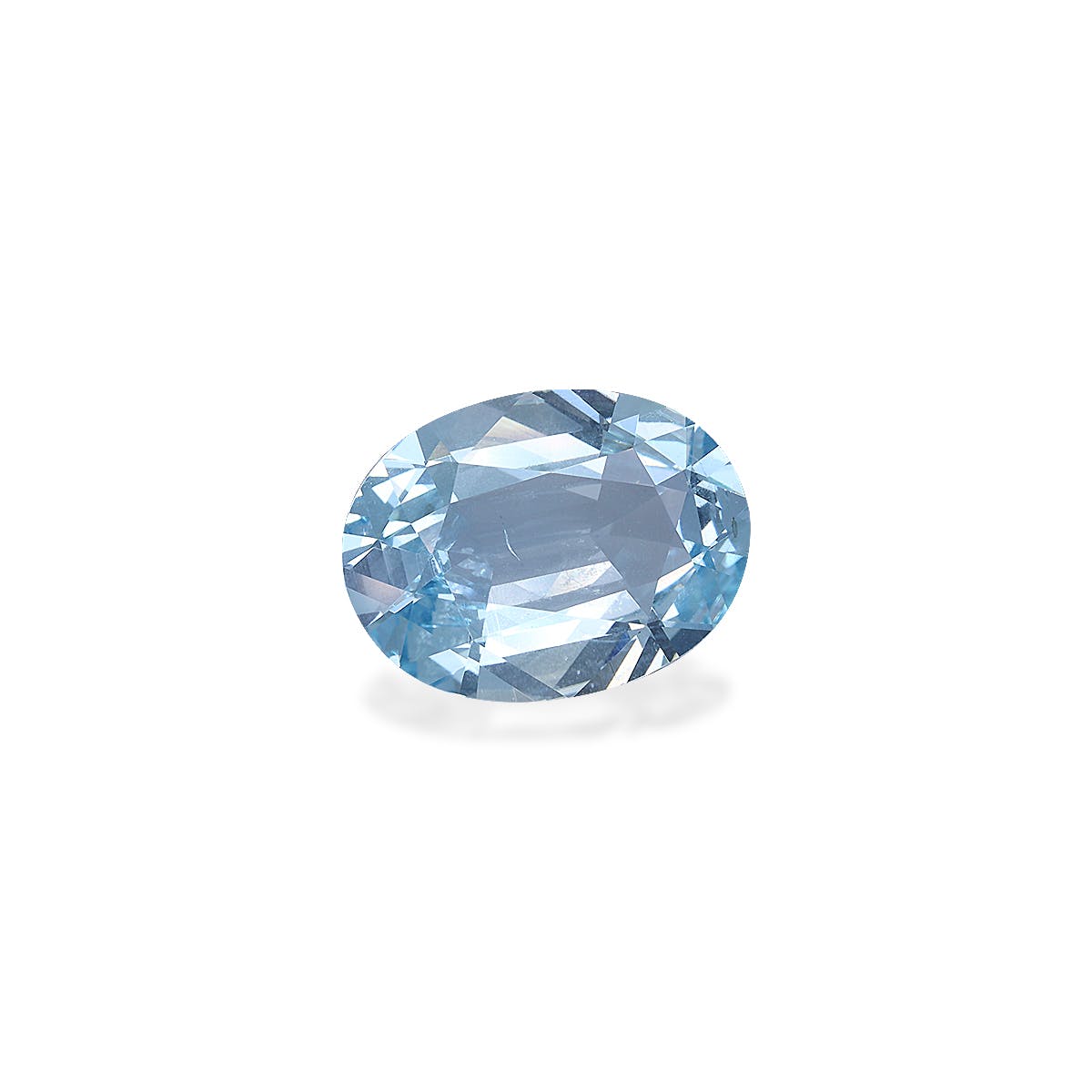 Une Aigue-Marine de 6,07 ct de forme ovale de Bonnot Paris, aux facettes complexes, projette une légère ombre sur un fond blanc uni, mettant magnifiquement en valeur son ton bleu clair.