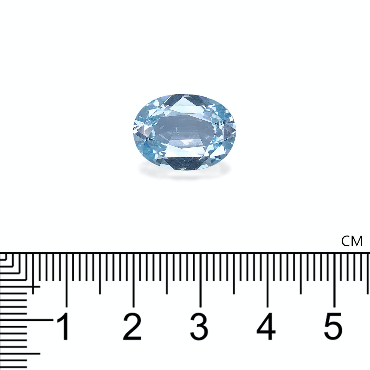 Une Aigue-Marine de 6,07 carats de Bonnot Paris, de forme ovale et bleu clair, est sertie sur un fond blanc avec une règle centimétrique en dessous pour indiquer sa taille.