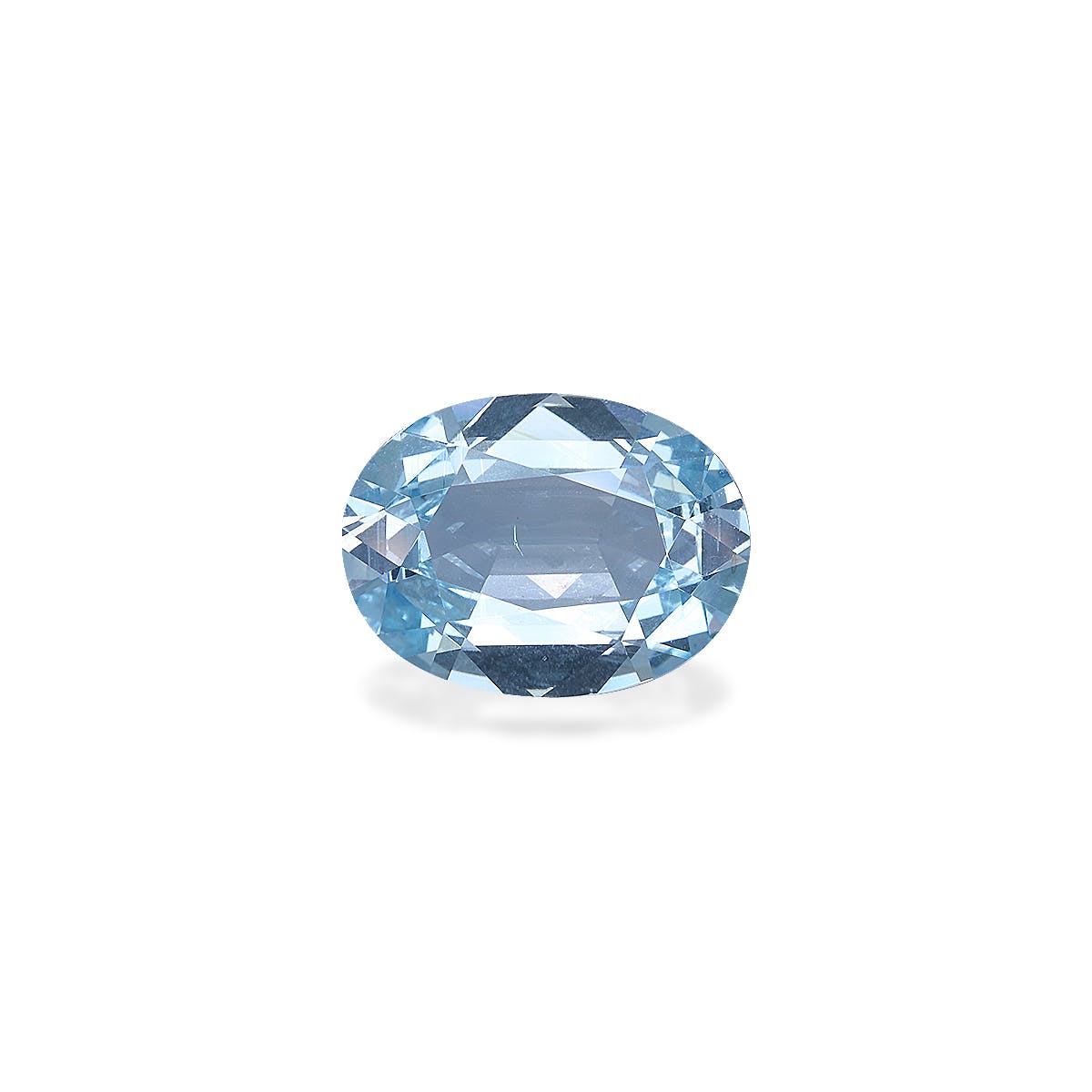 La Bonnot Paris Aigue-Marine · 6,07 ct, une exquise pierre précieuse ovale facettée, brille sur un fond blanc avec une teinte bleu clair rehaussée par sa taille, reflétant magnifiquement la lumière et soulignant sa clarté.
