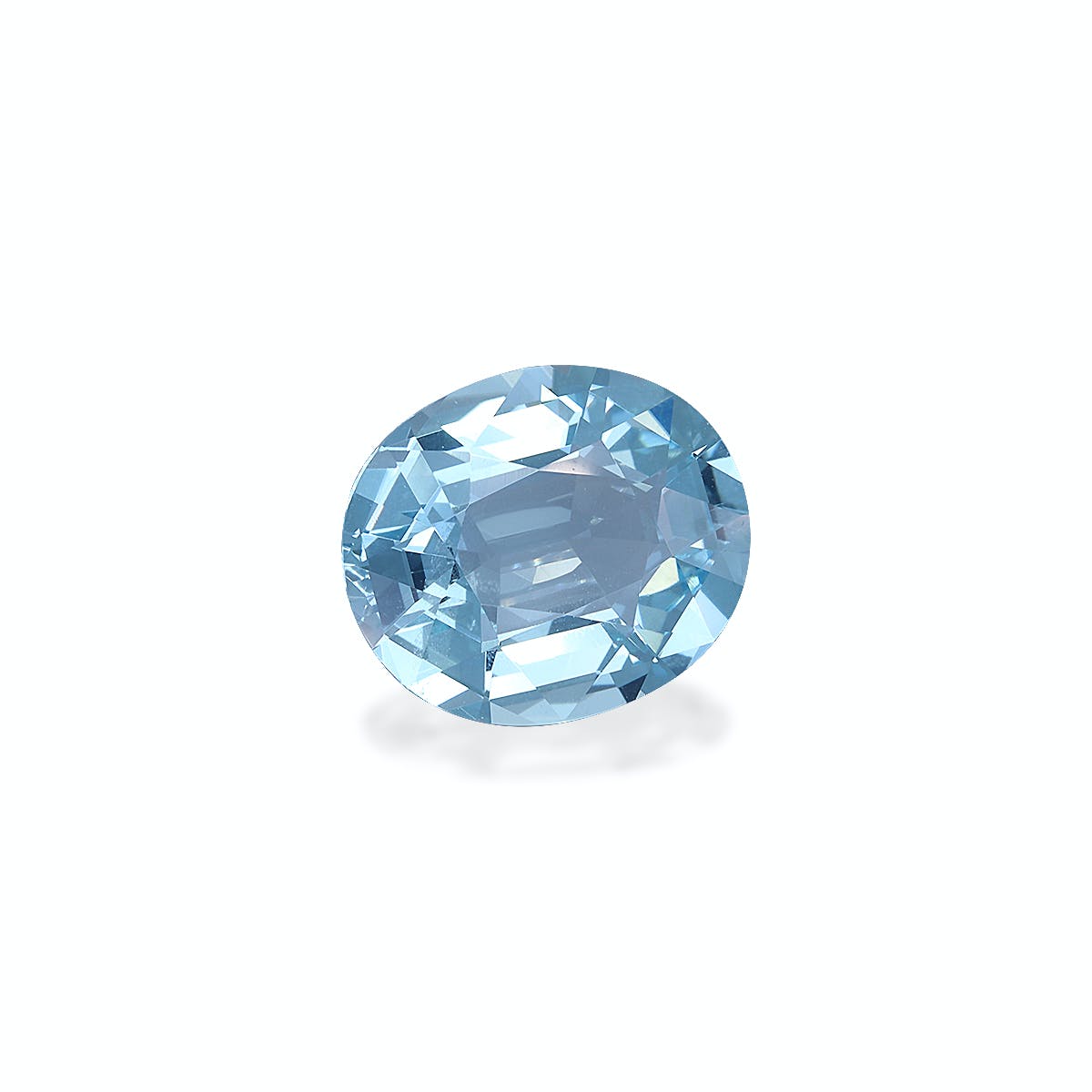 L'Aigue-Marine de 5,58 carats de Bonnot Paris présente une taille ovale coupée, ses facettes brillantes chatoyant sur un fond blanc pur.
