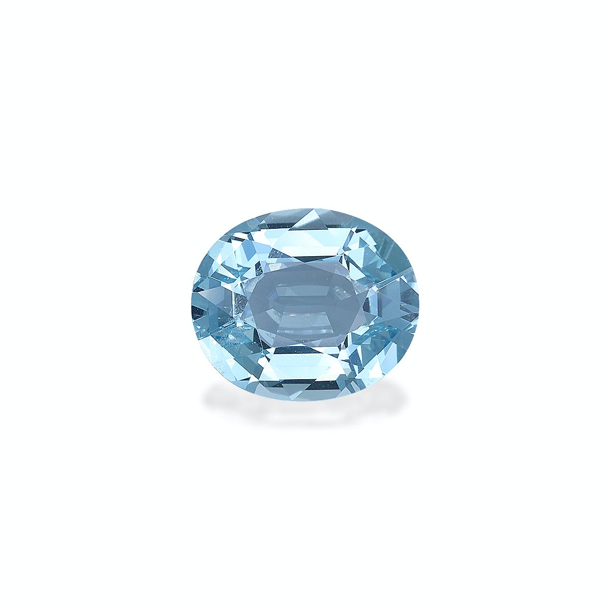 Une Aigue-Marine taille ovale de 5,58 ct de Bonnot Paris scintille sur un fond blanc uni, ses facettes reflétant la lumière pour mettre en valeur la clarté et l'élégance de la pierre.