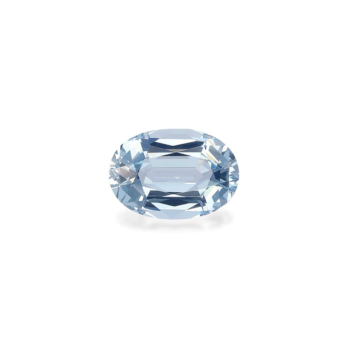 Cette Aigue-Marine Bonnot Paris, une pierre précieuse de forme ovale de 4,17 ct, brille en bleu clair sur un fond blanc, ses facettes reflétant magnifiquement la lumière pour un effet chatoyant.