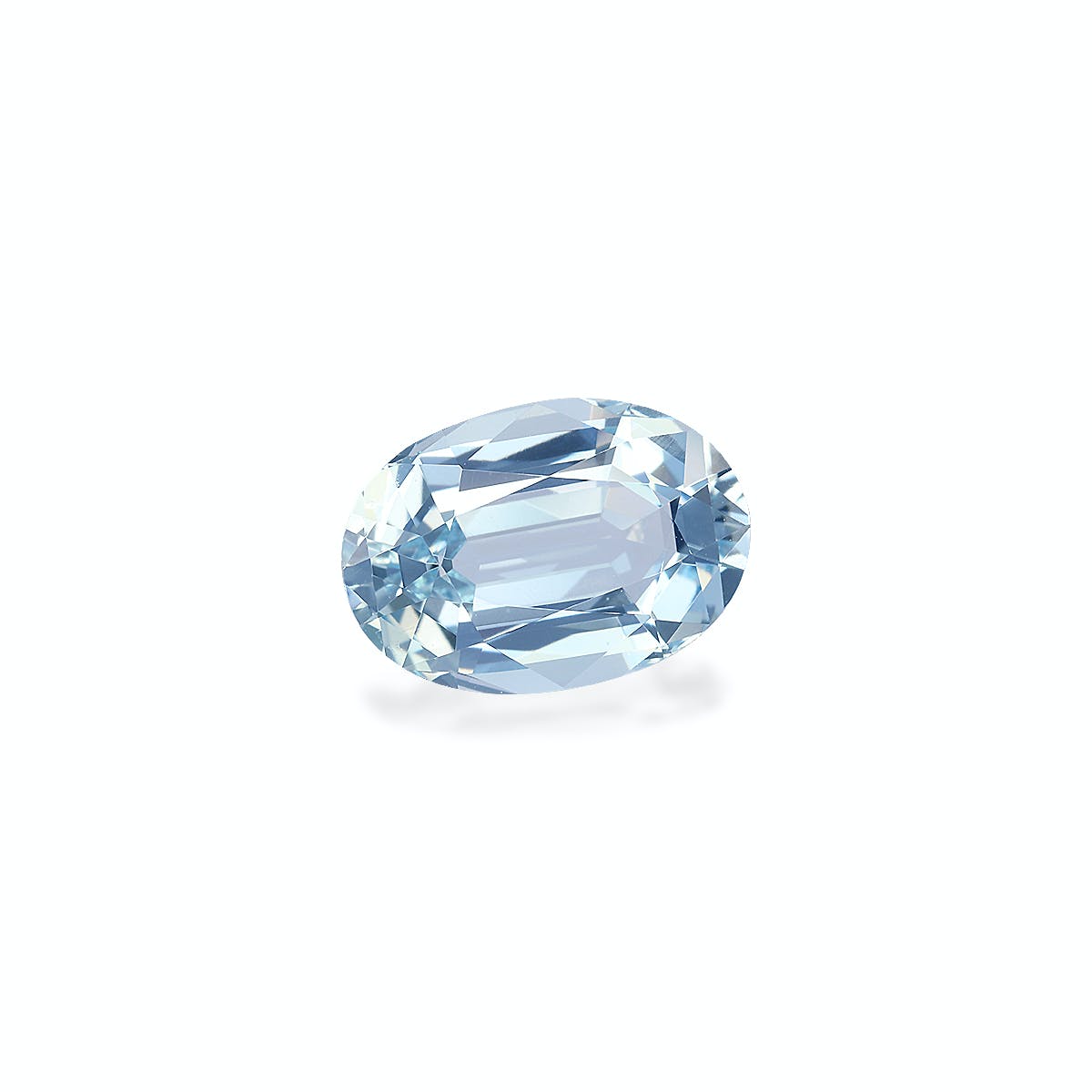 La Bonnot Paris Aigue-Marine · 4,17 ct est une pierre précieuse facettée de forme ovale avec des facettes bleu clair qui scintillent de manière envoûtante sur un fond blanc.