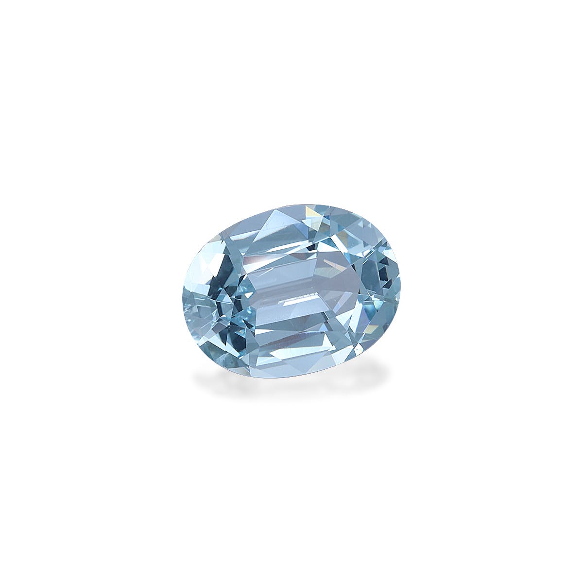 Bonnot Paris présente une pierre précieuse Aigue-Marine ovale et scintillante de 5,35 carats, d'une teinte bleu clair sur fond blanc uni, mettant en valeur ses facettes et sa clarté. Cette magnifique pierre précieuse séduit par son éclat et son élégance.