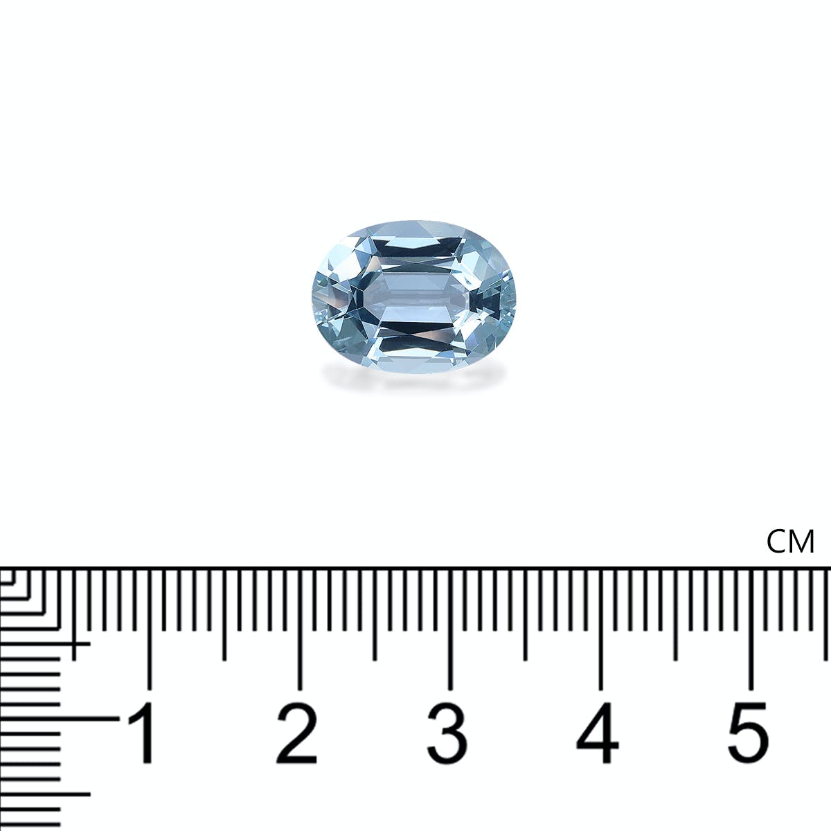 Une superbe Bonnot Paris Aigue-Marine · 5,35 ct, taillée dans une coupe ovale classique, repose sur une surface blanche au-dessus d'une règle noire marquée en centimètres, mettant en valeur sa largeur impressionnante d'environ un centimètre.