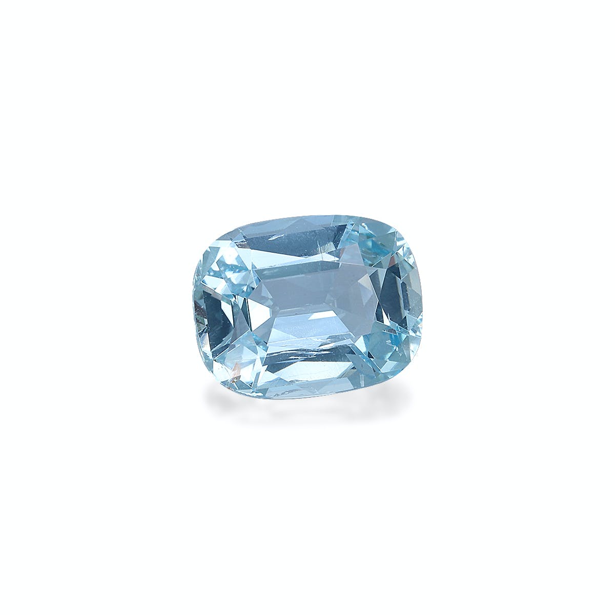 L'Aigue-Marine · 4,16 ct de Bonnot Paris, dotée d'une pierre précieuse bleue taille coussin brillante sur un fond blanc uni, dégage une aura romantique tout en mettant en valeur ses facettes et sa clarté.