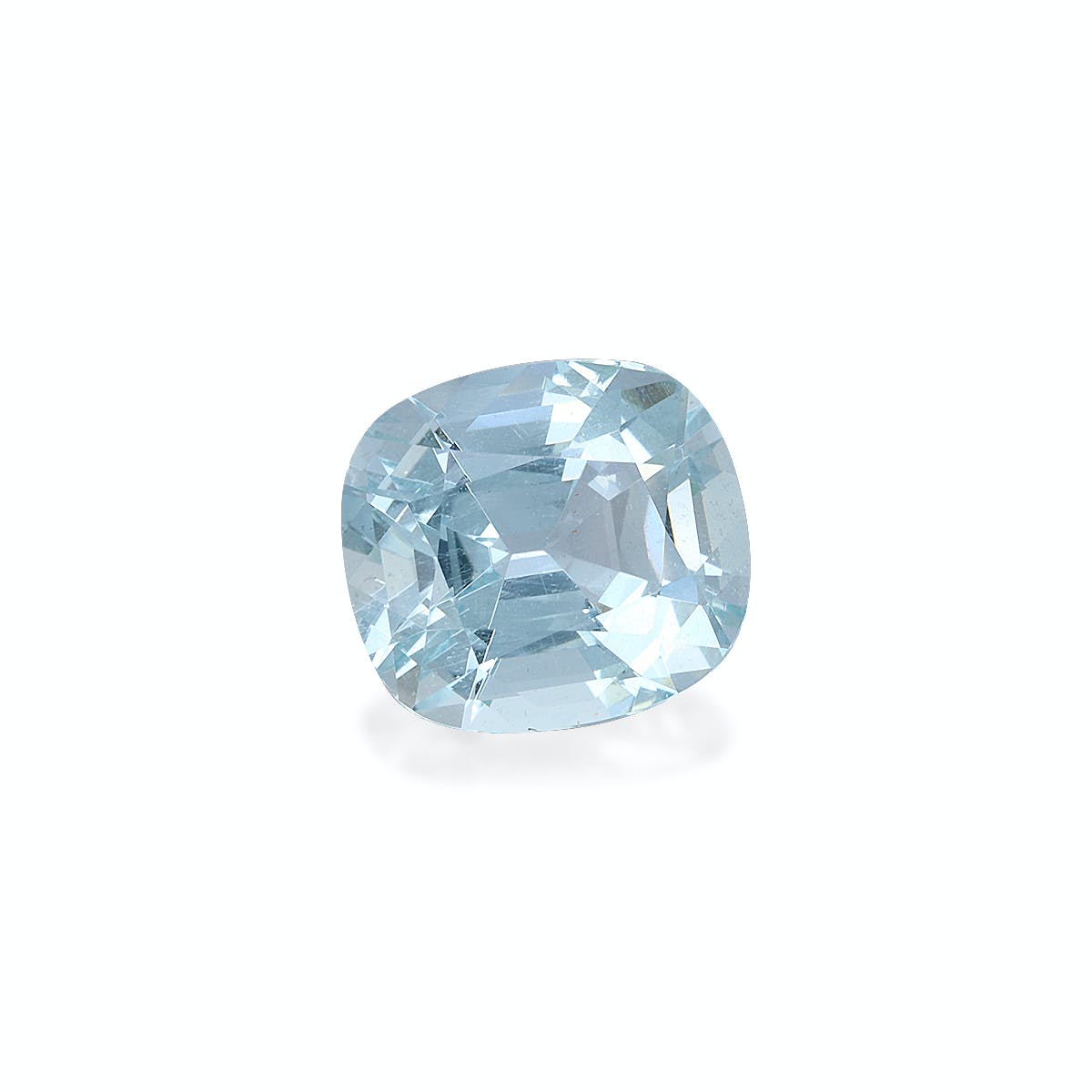 L'Aigue-Marine 4,61 ct de Bonnot Paris captive par son allure moelleuse taille coussin et sa teinte bleu clair, reflétant la lumière pour mettre en valeur ses facettes étonnantes et sa clarté améliorée sur un fond blanc uni.