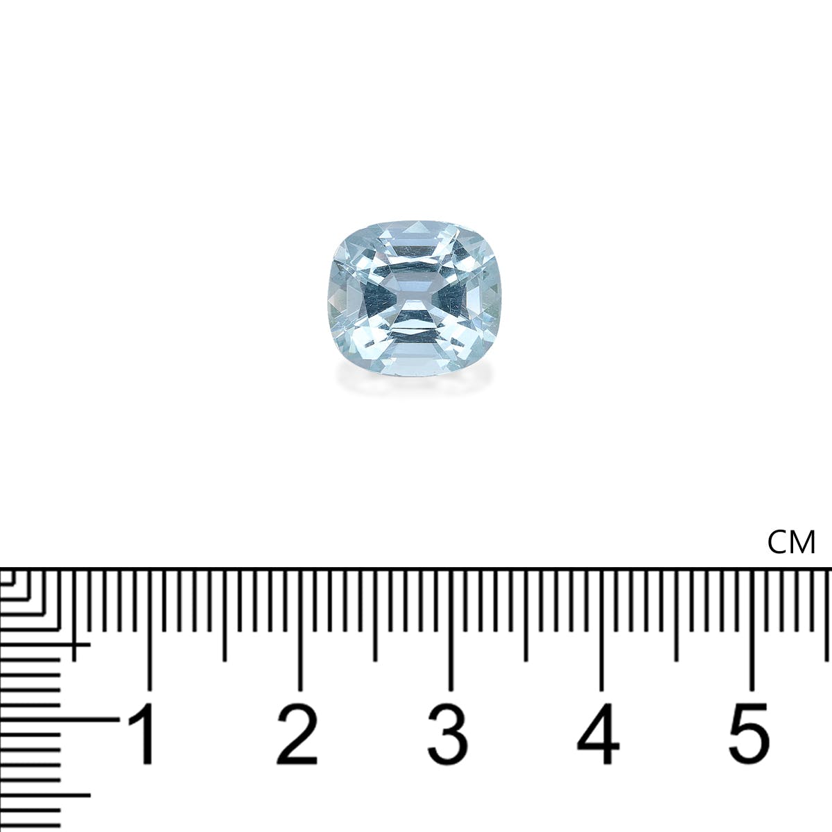 La pierre précieuse Aigue-Marine Bonnot Paris de 4,61 carats, taille coussin romantique, repose sur un fond blanc uni. En dessous, une règle graduée en centimètres souligne sa douceur, mesurant environ 1,5 cm de largeur.