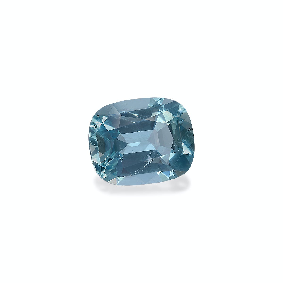 La bague Bonnot Paris Aigue-Marine · 2,67 carats est ornée d'une unique pierre taille coussin d'une teinte bleu clair sur fond blanc uni. Ses multiples facettes subliment brillance et reflets, évoquant une allure élégante et romantique.