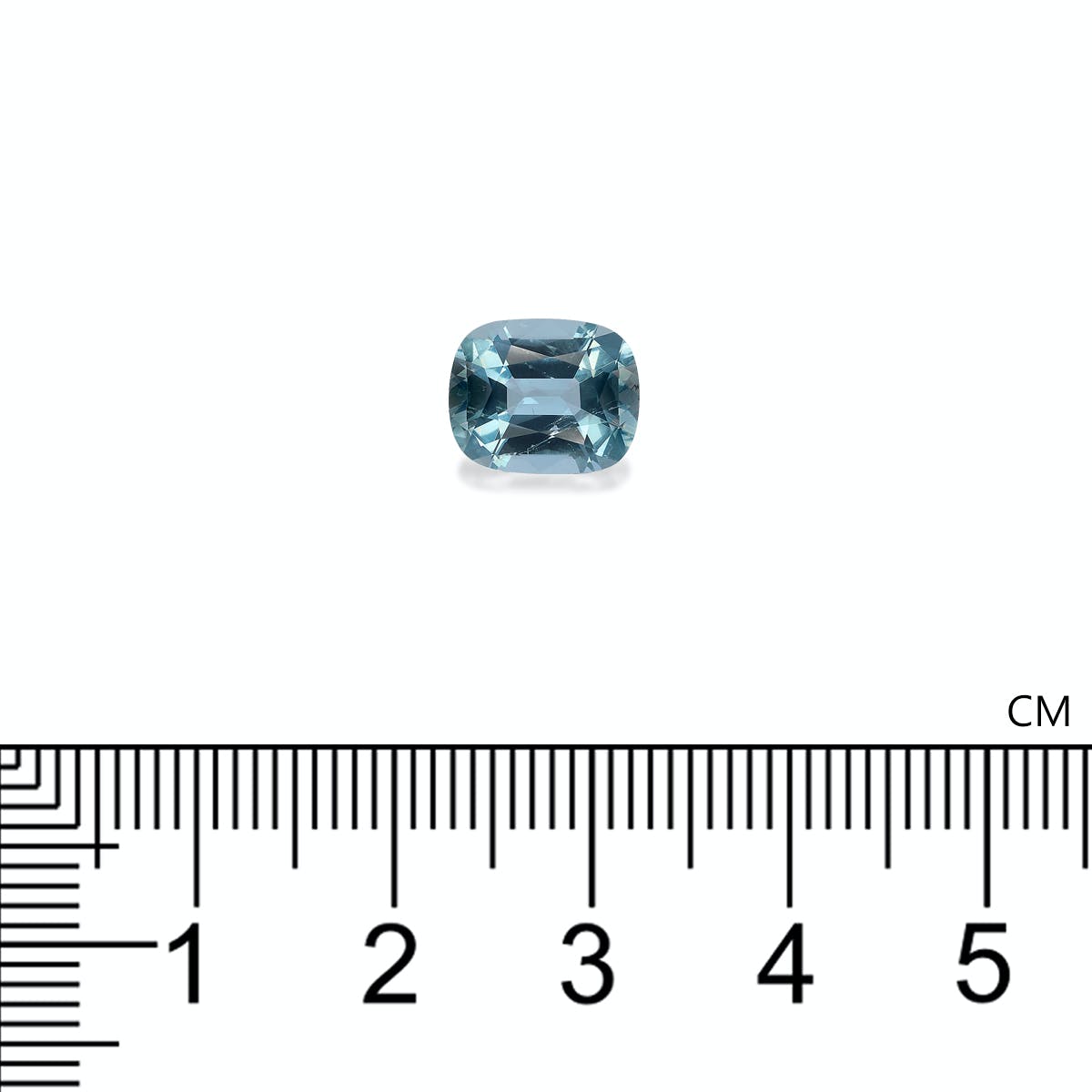 Une pierre Aigue-Marine bleu-vert de 2,67 carats signée Bonnot Paris repose élégamment sur un fond blanc. À côté d'une règle graduée en centimètres, elle mesure un peu plus de 0,5 cm, exprimant romantisme et sophistication dans sa petite taille.