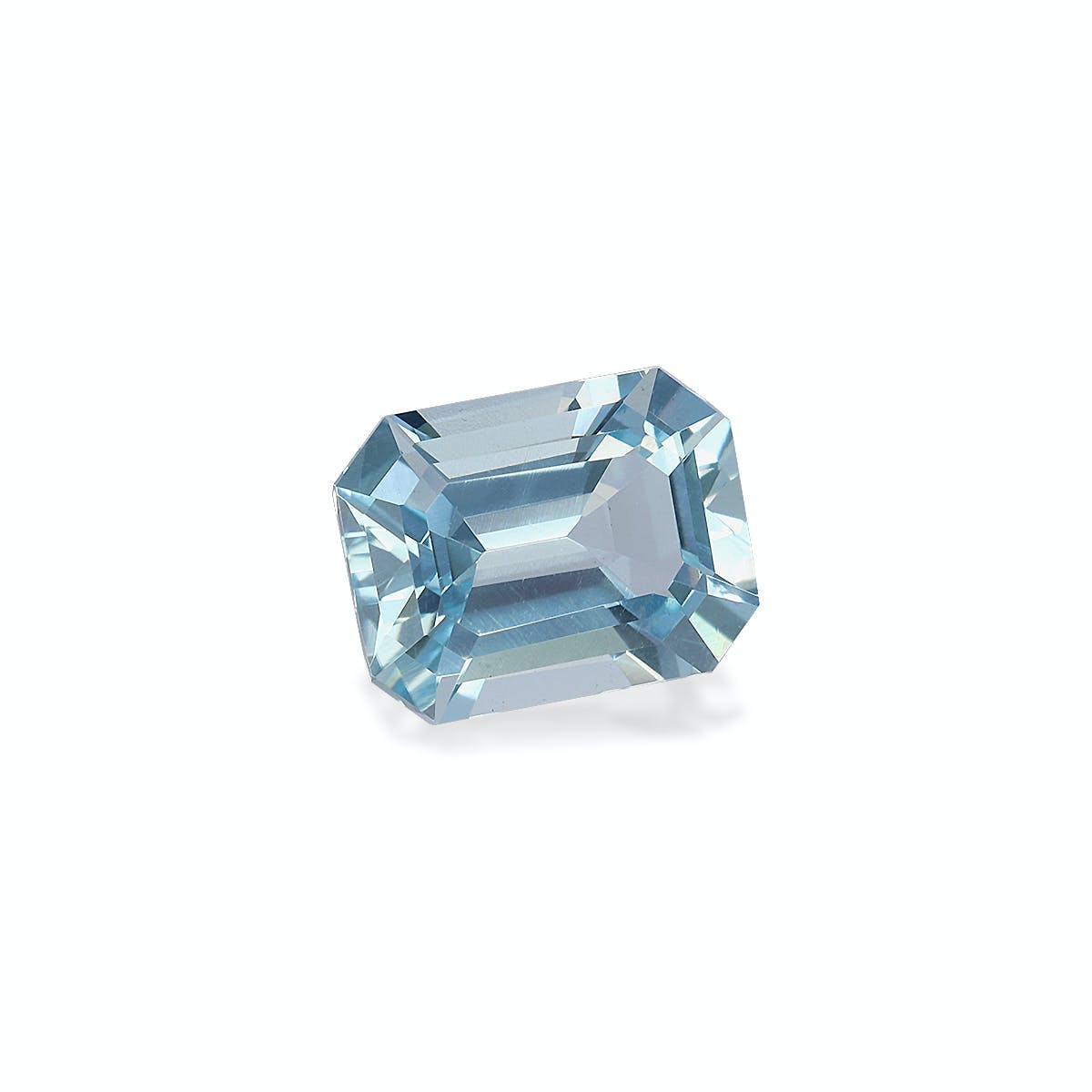Cette exquise « Aigue-Marine » Bonnot Paris de 1,86 ct présente une taille émeraude facettée bleu clair, de forme rectangulaire et à la surface réfléchissante. Sa transparence et ses subtils reflets sont magnifiquement mis en valeur sur un fond blanc uni, soulignant sa clarté et sa couleur.