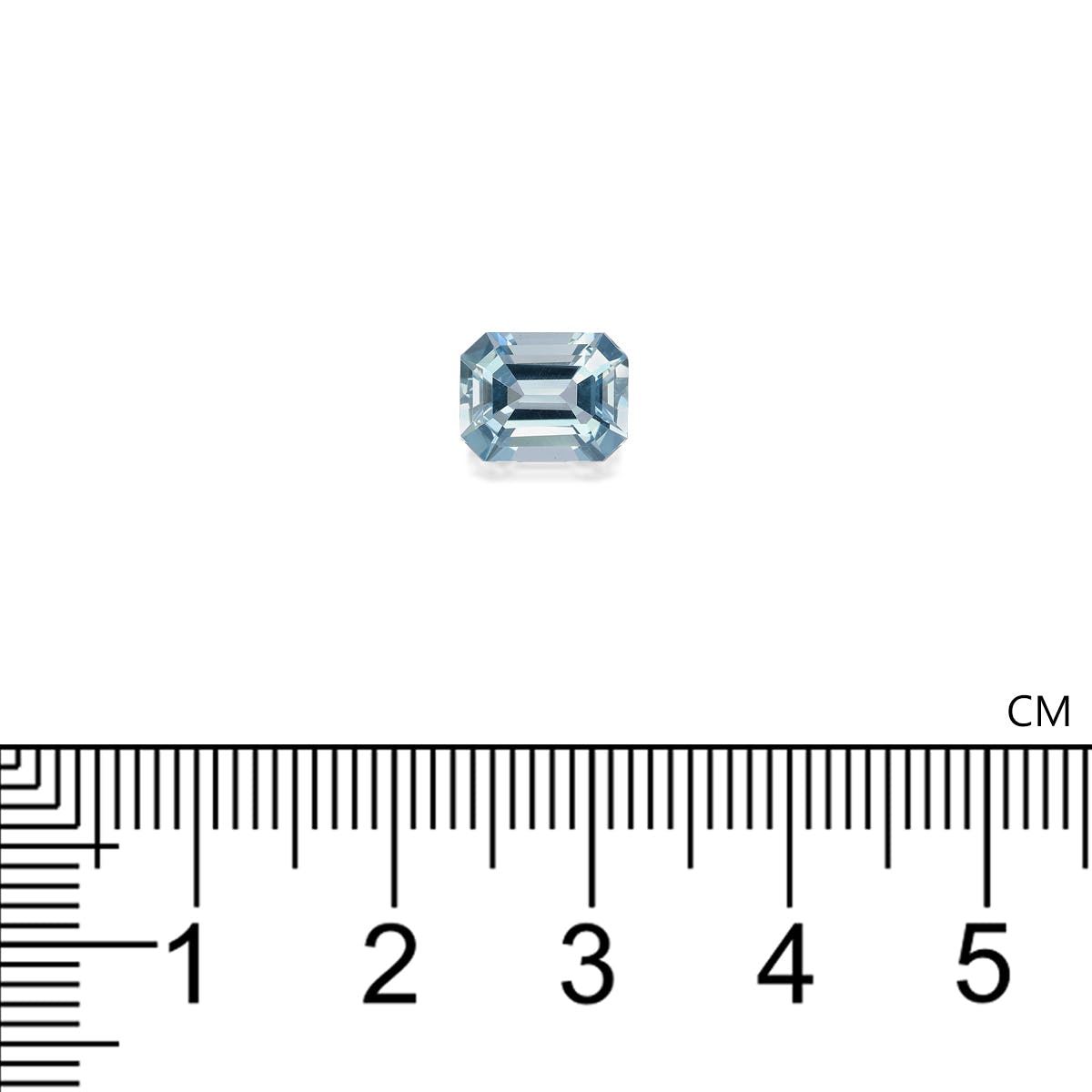 Une pierre d'aigue-marine rectangulaire de 1,86 carat, signée Bonnot Paris, est présentée sur un fond blanc, subtilement rehaussé de reflets. Une règle en centimètres en dessous indique sa longueur d'environ 1 cm.