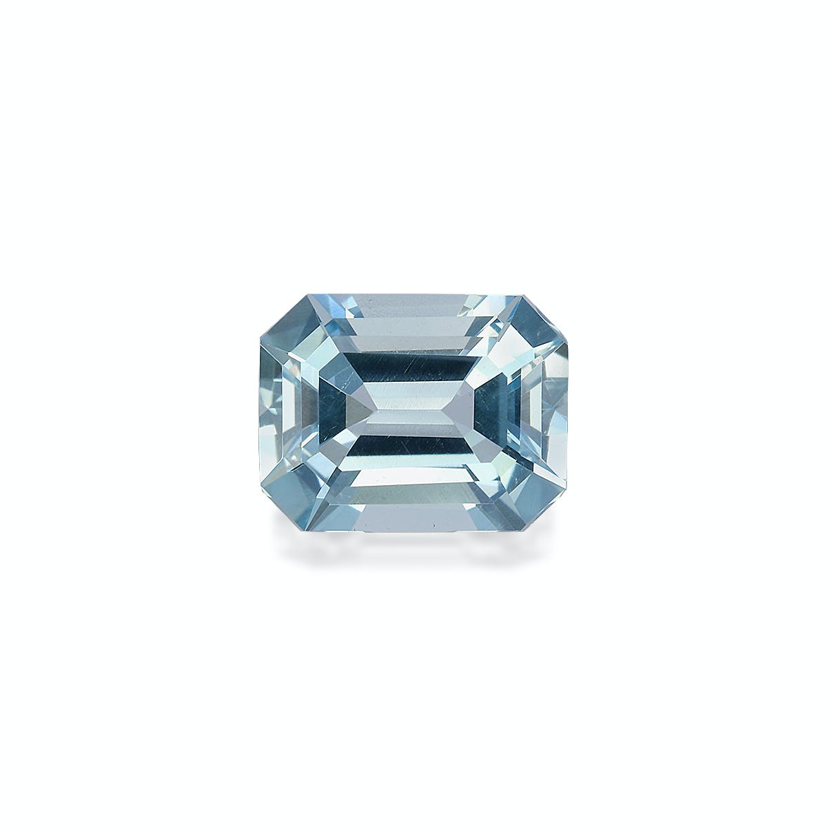 L'Aigue-Marine · 1,86ct de Bonnot Paris met en valeur ses tailles nettes et symétriques et son éclat subtil, avec une teinte bleu clair qui se détache sur un fond blanc uni.