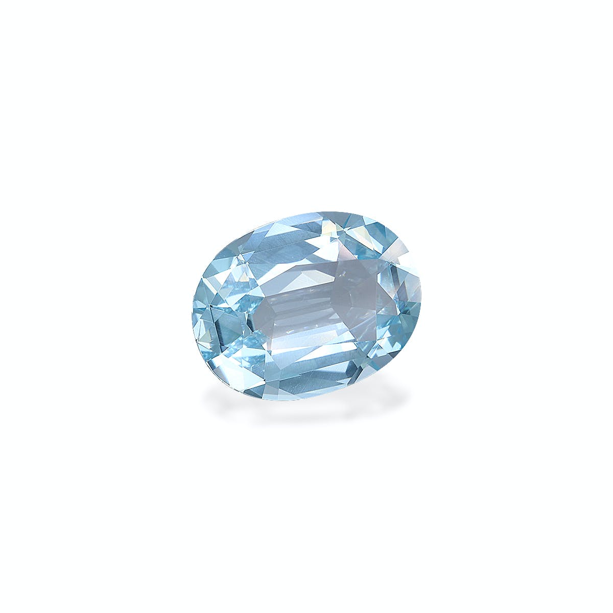 La pierre précieuse « Aigue-Marine · 4,46 ct » de Bonnot Paris est une pierre précieuse étincelante de taille ovale, d'une teinte bleu clair. Sur un fond blanc, ses facettes captent et reflètent brillamment la lumière, sublimant sa clarté et sa beauté.