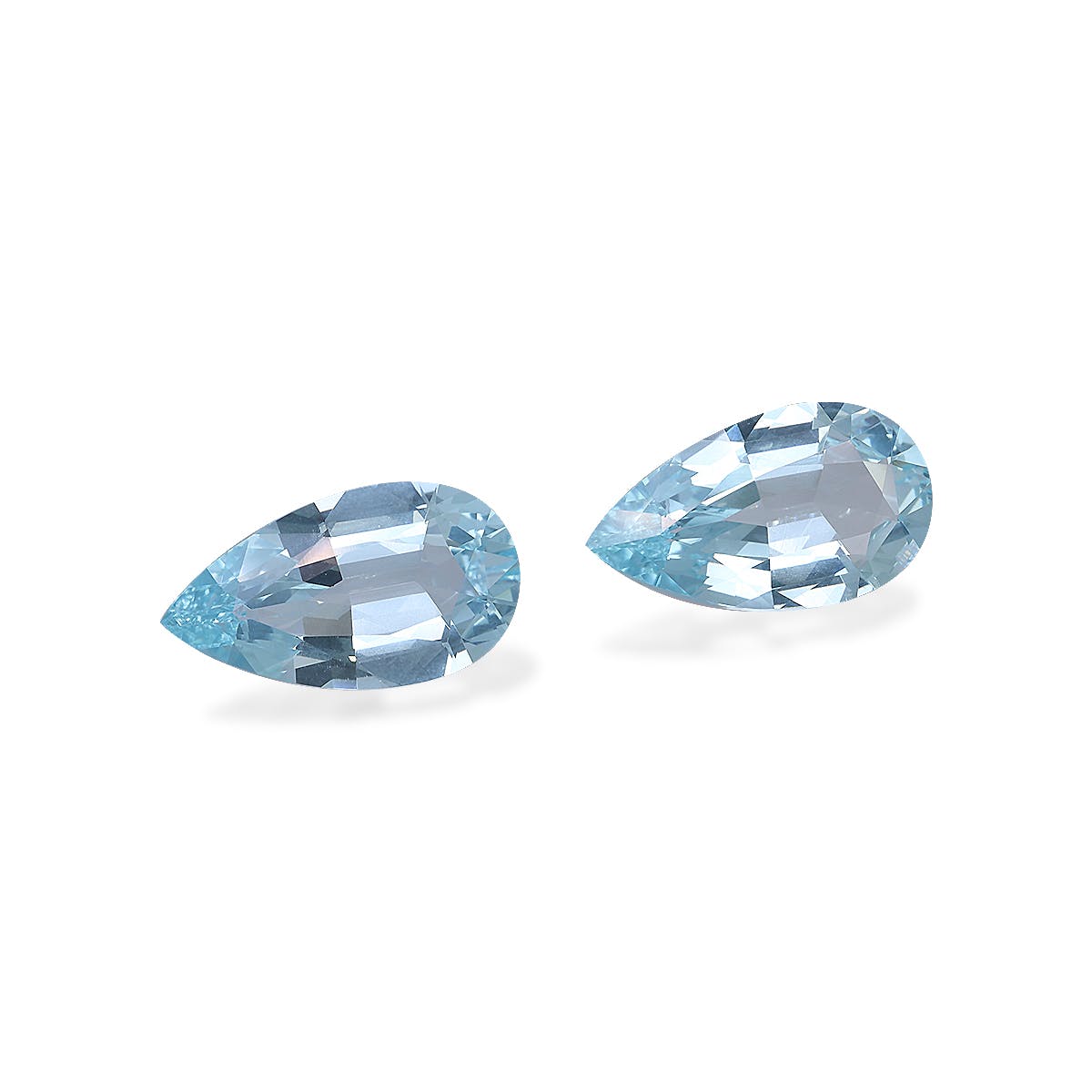 Deux magnifiques aigue-marines en forme de poire, Aigue-Marine · 7,58 ct par Bonnot Paris, d'une teinte bleu clair, se posent élégamment sur un fond blanc. Ces chefs-d'œuvre présentent des facettes scintillantes, soulignant leur beauté et leur charme polyvalents.