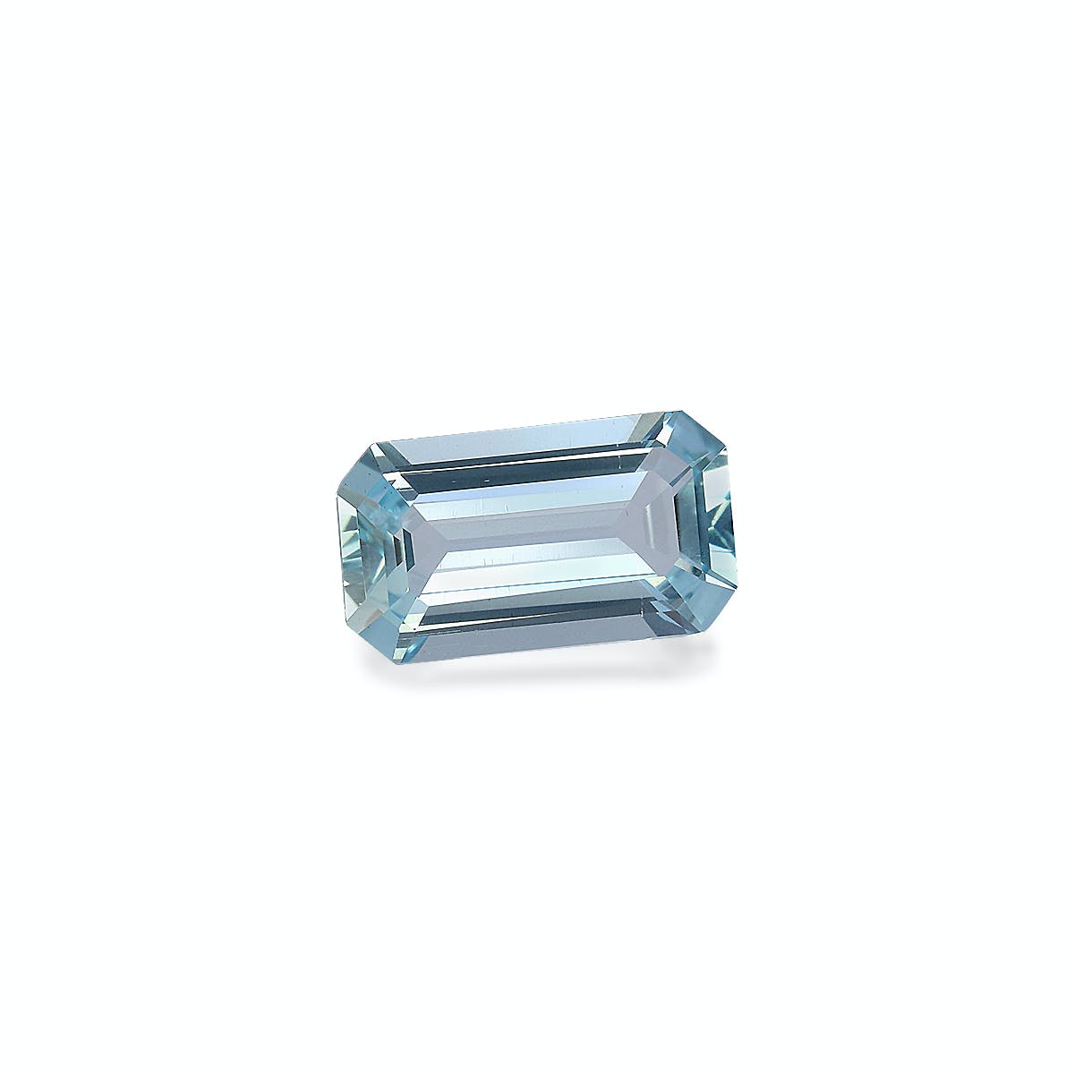 L'Aigue-Marine taille émeraude · 2,73 ct de Bonnot Paris présente une teinte bleu clair, affichée sur un fond blanc uni, dégageant une élégance moderne.