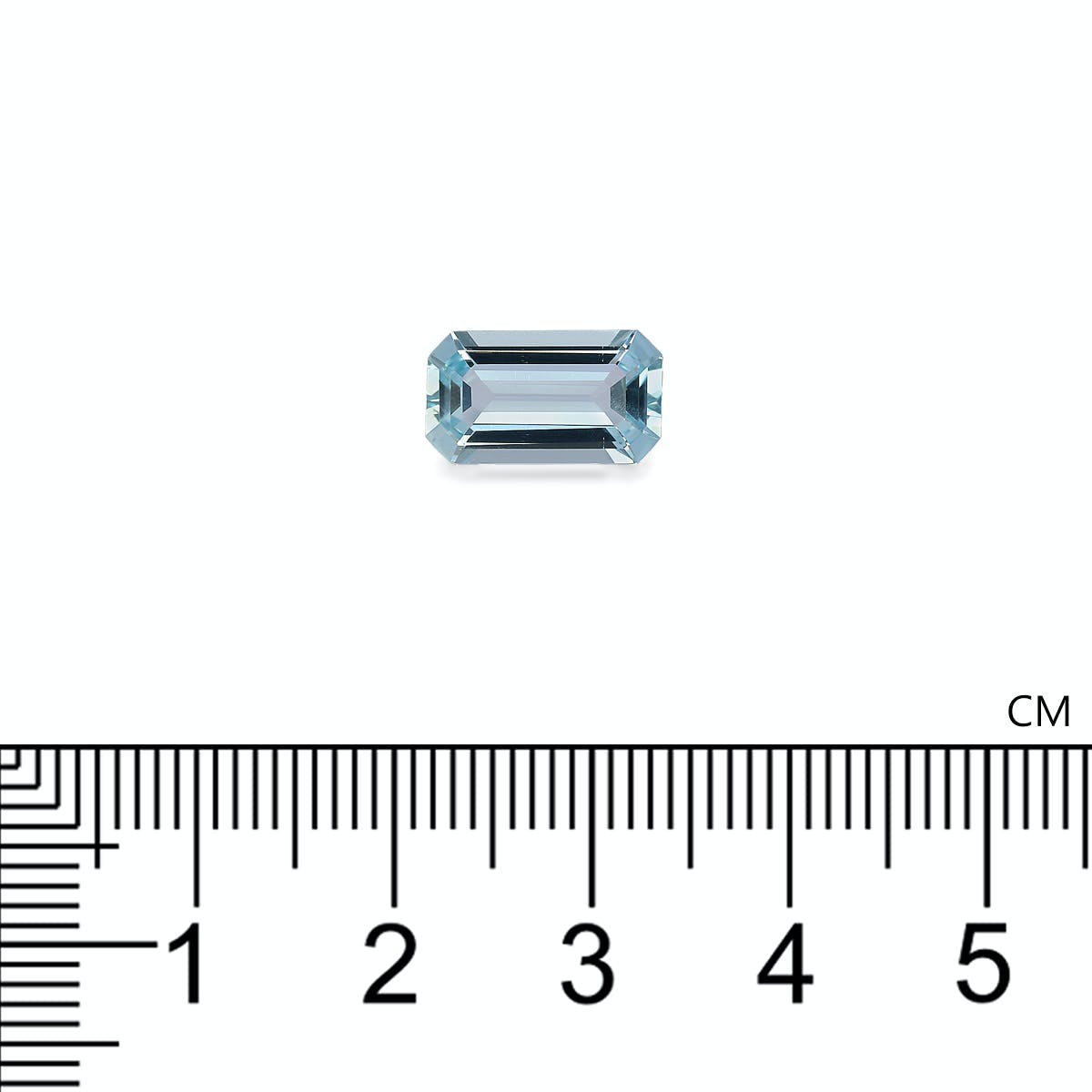 Une petite pierre précieuse rectangulaire Aigue-Marine de 2,73 carats, signée Bonnot Paris, est placée au-dessus d'une règle noire graduée en centimètres. La pierre bleu clair, aux bords taillés avec précision, est centrée sur un fond blanc uni, gradué en millimètres.