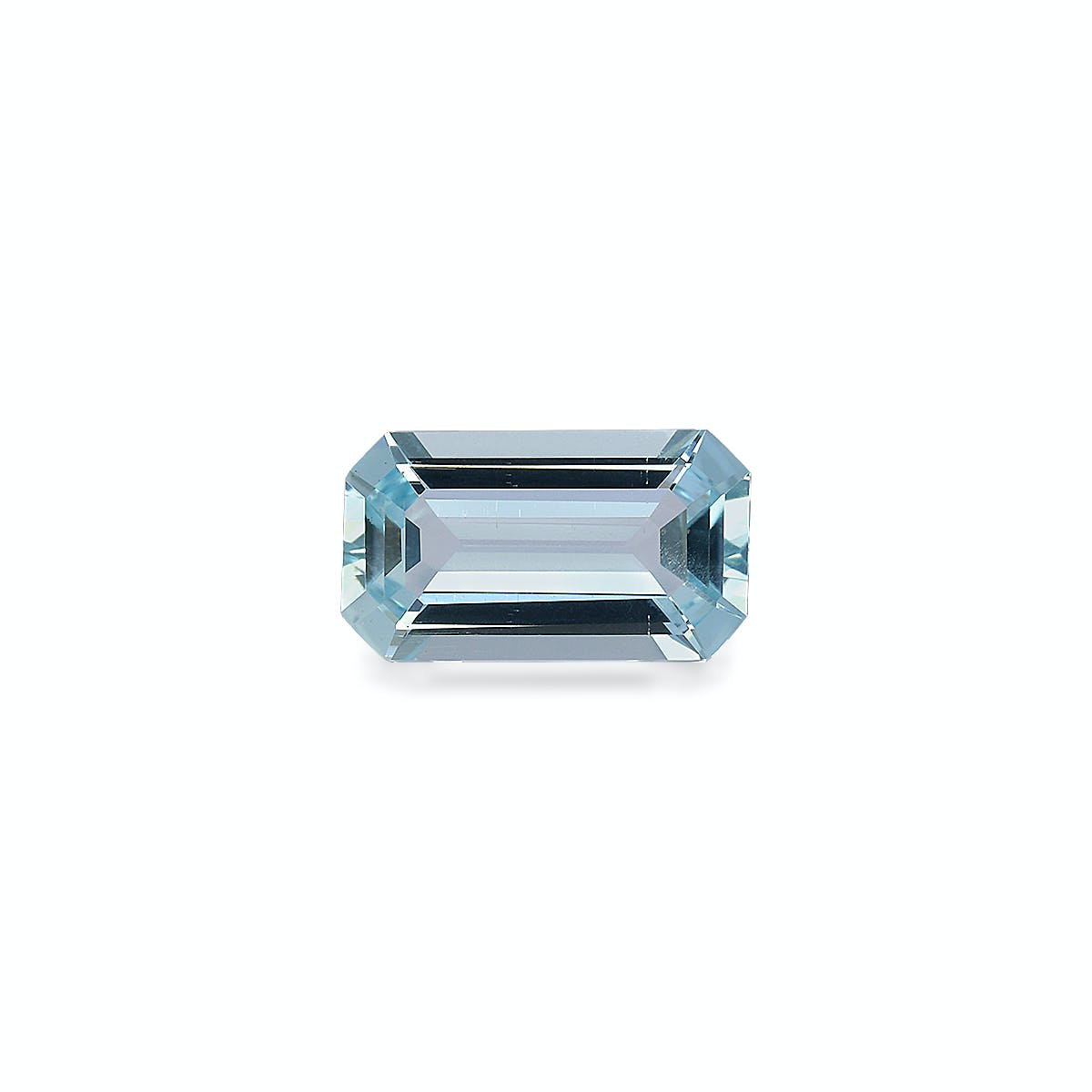 L'Aigue-Marine · 2,73ct de Bonnot Paris présente une pierre précieuse bleu clair taille émeraude sertie sur un fond blanc, reflétant la lumière pour mettre en valeur sa clarté et son élégance géométrique pour une touche moderne.
