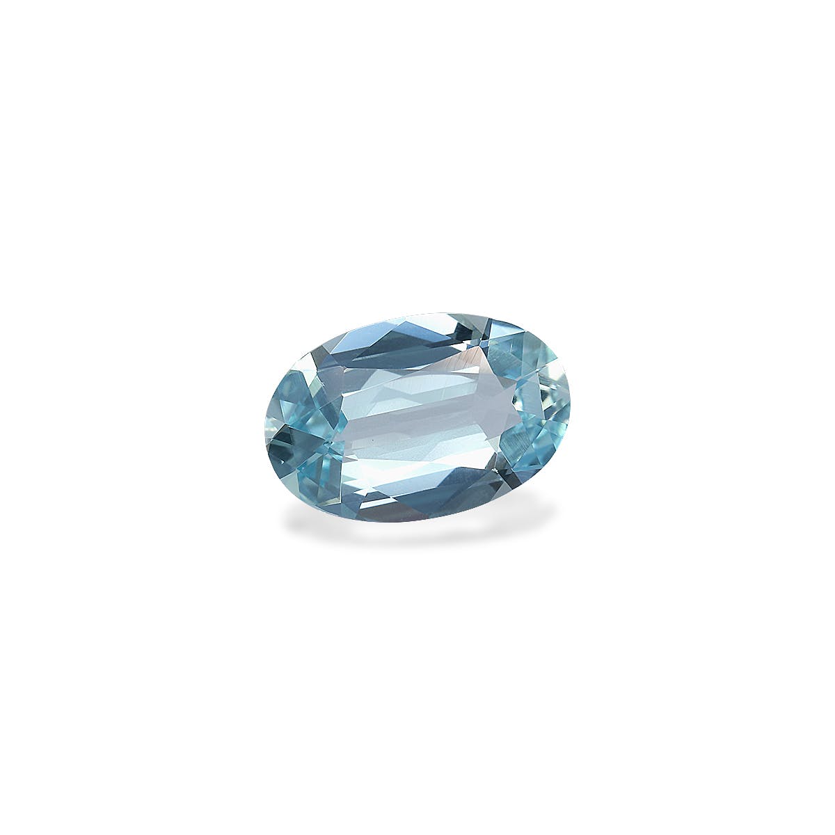 L'Aigue-Marine de 1,75 ct de Bonnot Paris, une pierre facettée étincelante avec une coupe ovale, se dresse élégamment sur un fond blanc uni.