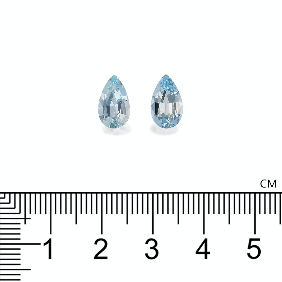 Deux pierres précieuses bleues en forme de poire, Bonnot Paris Aigue-Marine · 2,72 ct, sont placées côte à côte avec une règle indiquant leur hauteur de près de 2 cm, sur un fond blanc pour exsuder la sophistication et l'élégance.