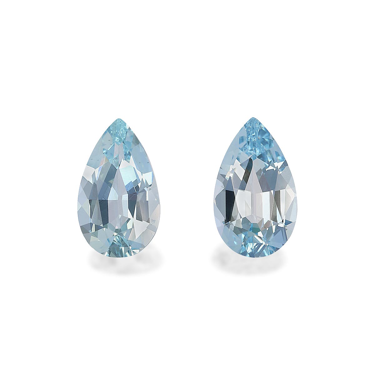 Deux pierres précieuses Aigue-Marine Bonnot Paris de taille poire, de 2,72 carats chacune, reposent sur un fond blanc. Leurs surfaces facettées reflètent magnifiquement la lumière, mettant en valeur leur clarté et leur taille. Similaires en taille et en forme, ces pierres sophistiquées rayonnent d'élégance.