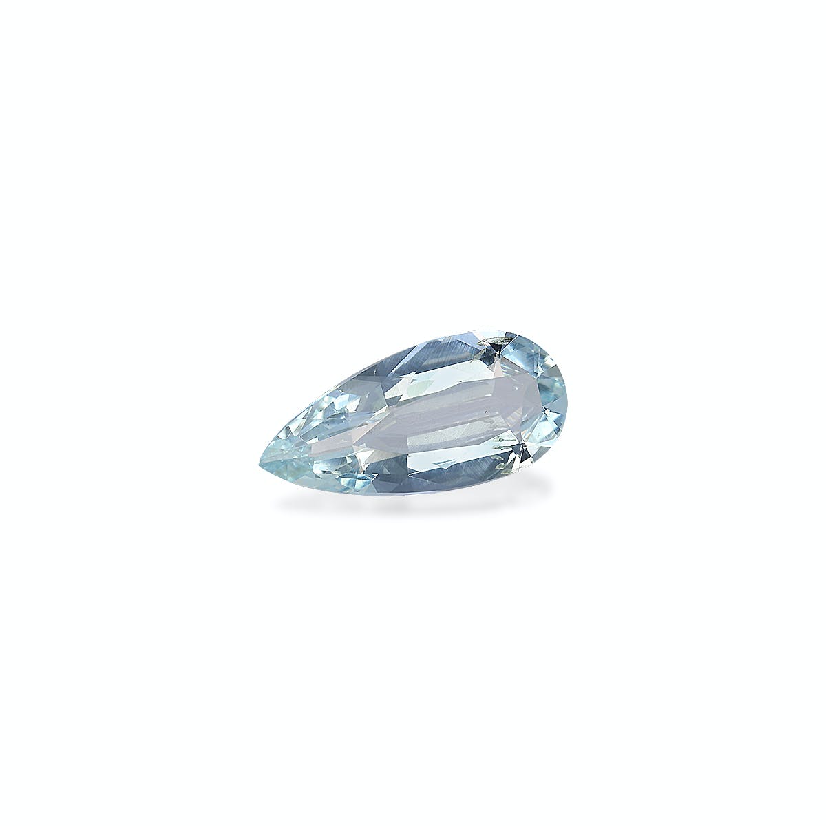 Une aigue-marine de 1,44 carat, taillée en poire et facettée pour un éclat accru, est mise en valeur sur un fond blanc uni. Cette pierre bleu clair, issue de la collection Bonnot Paris bijoux, souligne son élégance en poire.