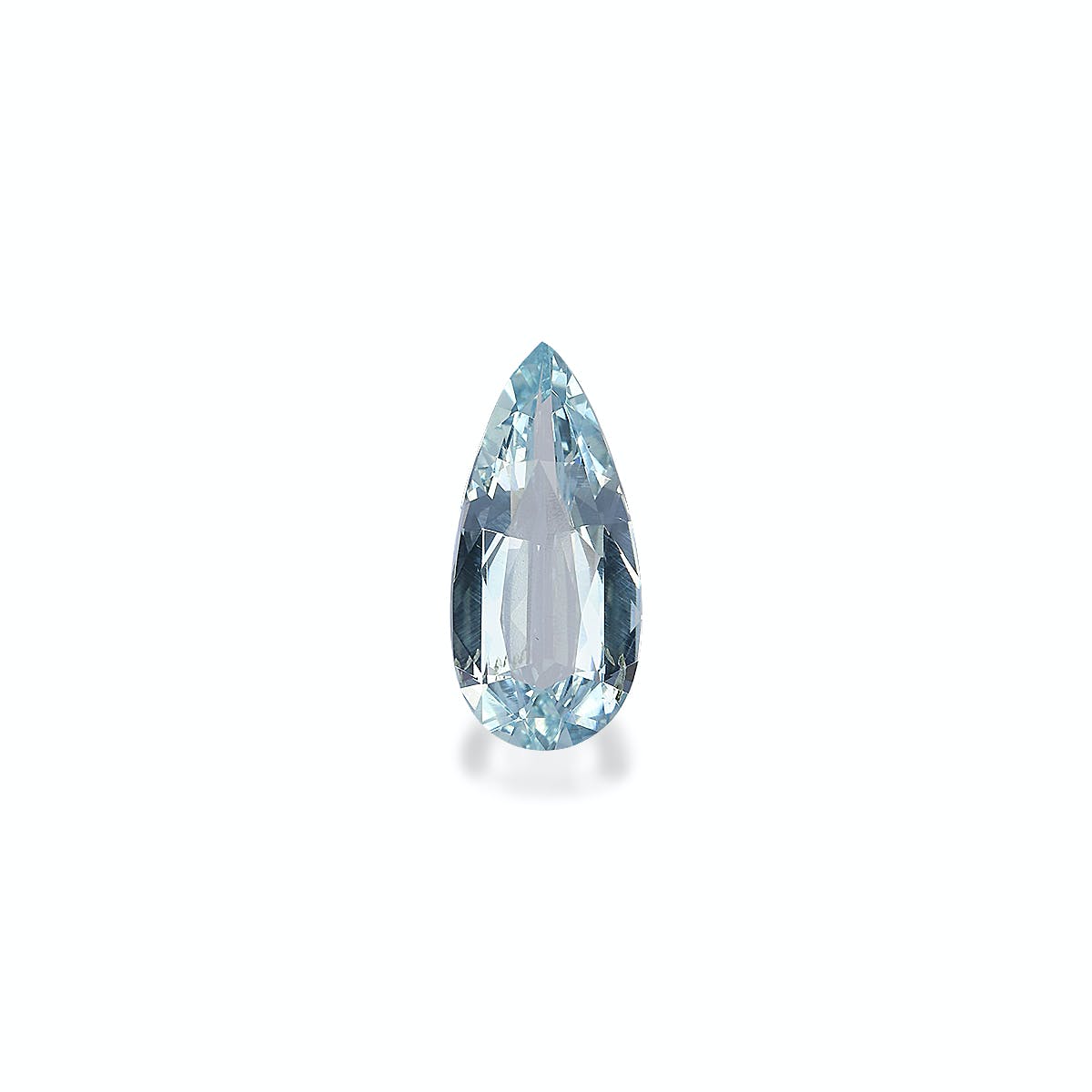 L'Aigue-Marine 1,44 ct de Bonnot Paris est un diamant bleu en forme de poire avec une surface polie qui reflète magnifiquement la lumière, soulignant sa clarté et sa taille sophistiquée sur un fond blanc uni.